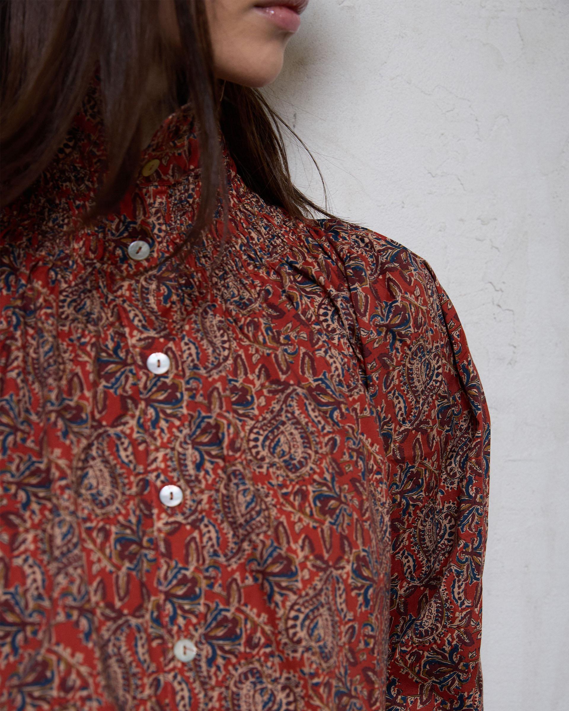 BLUSA NIDO DE ABEJA CUELLO ESTAMPADA