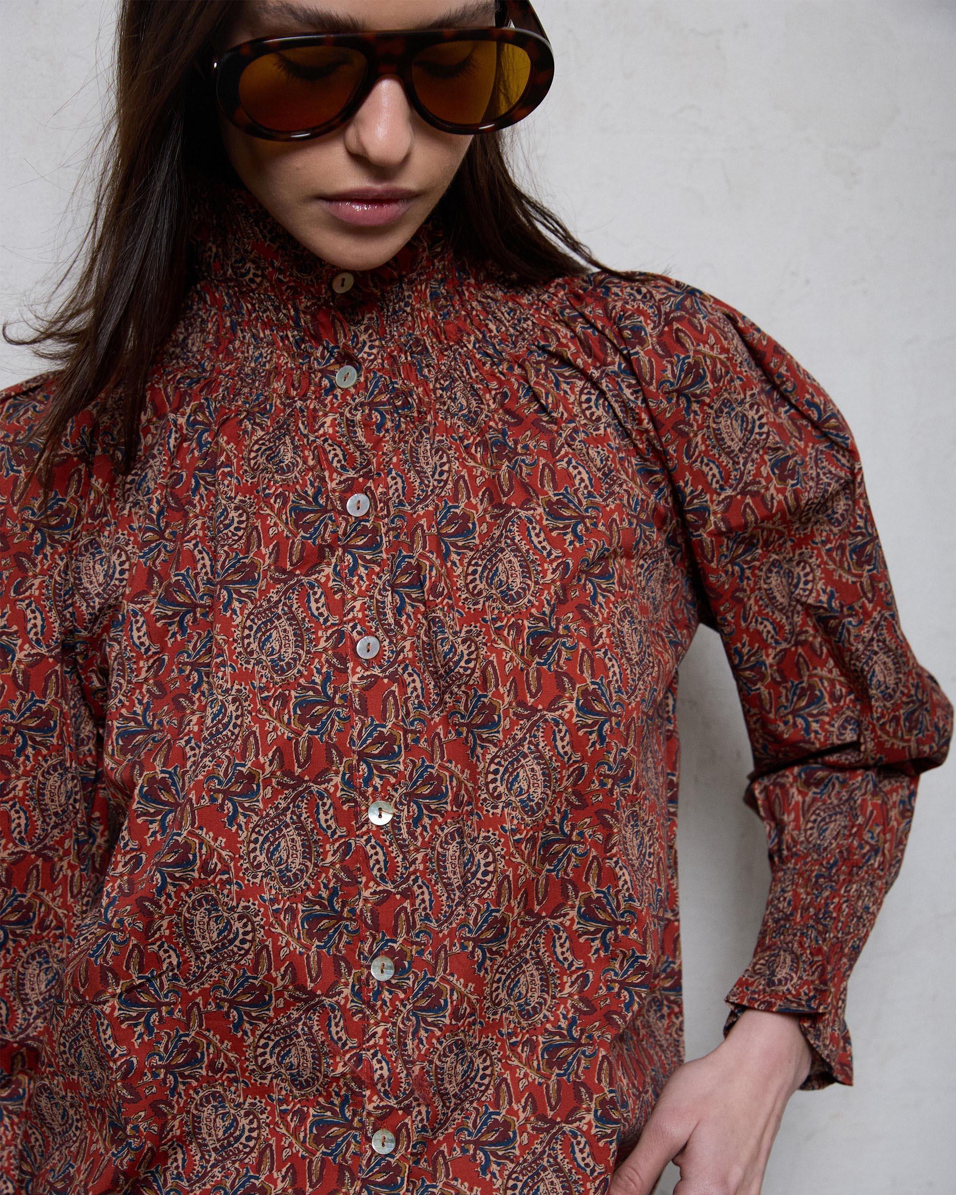 BLUSA NIDO DE ABEJA CUELLO ESTAMPADA