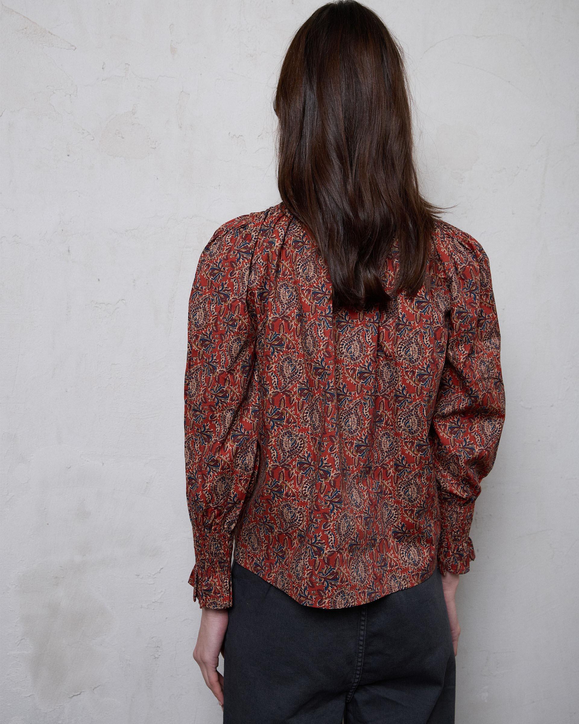 BLUSA NIDO DE ABEJA CUELLO ESTAMPADA