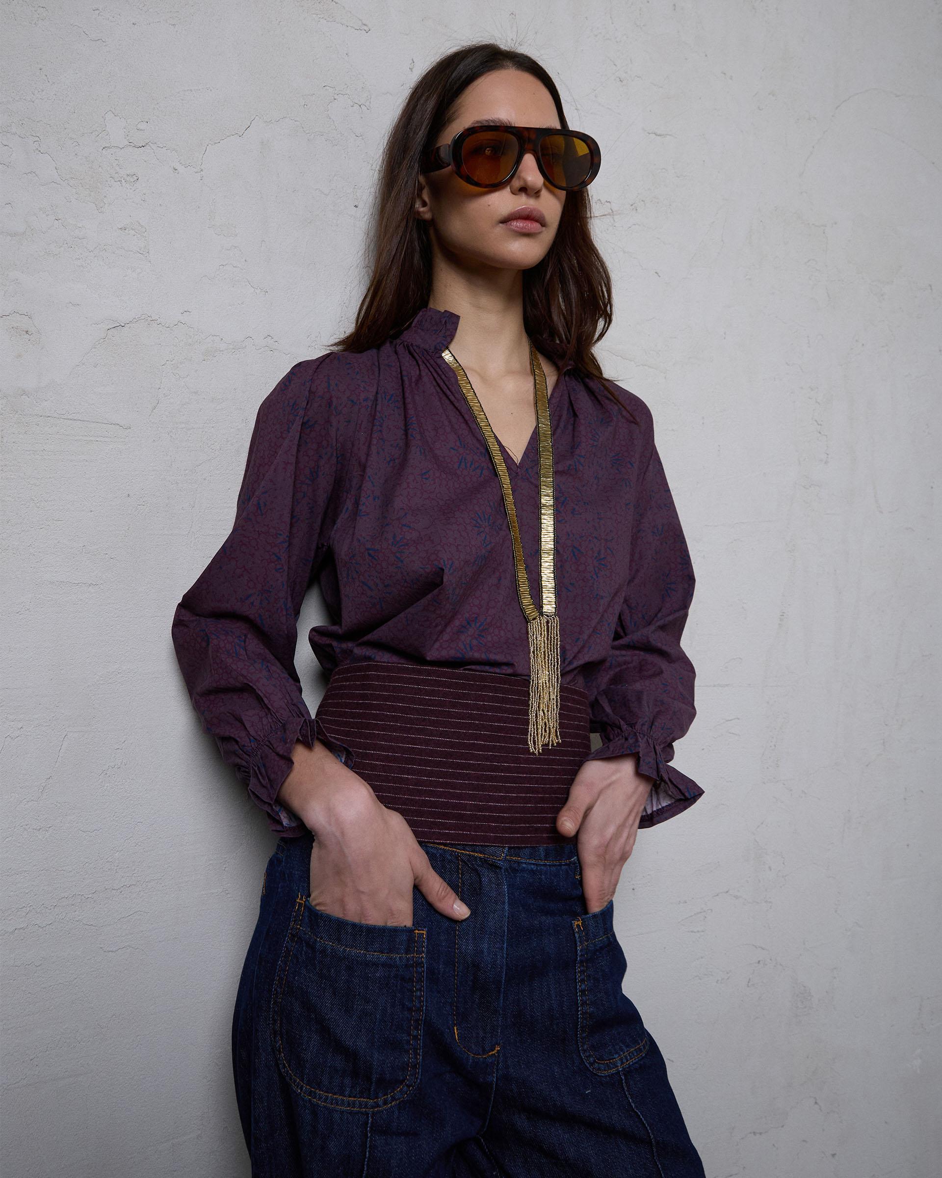 BLUSA ESCOTE PICO ESTAMPADA