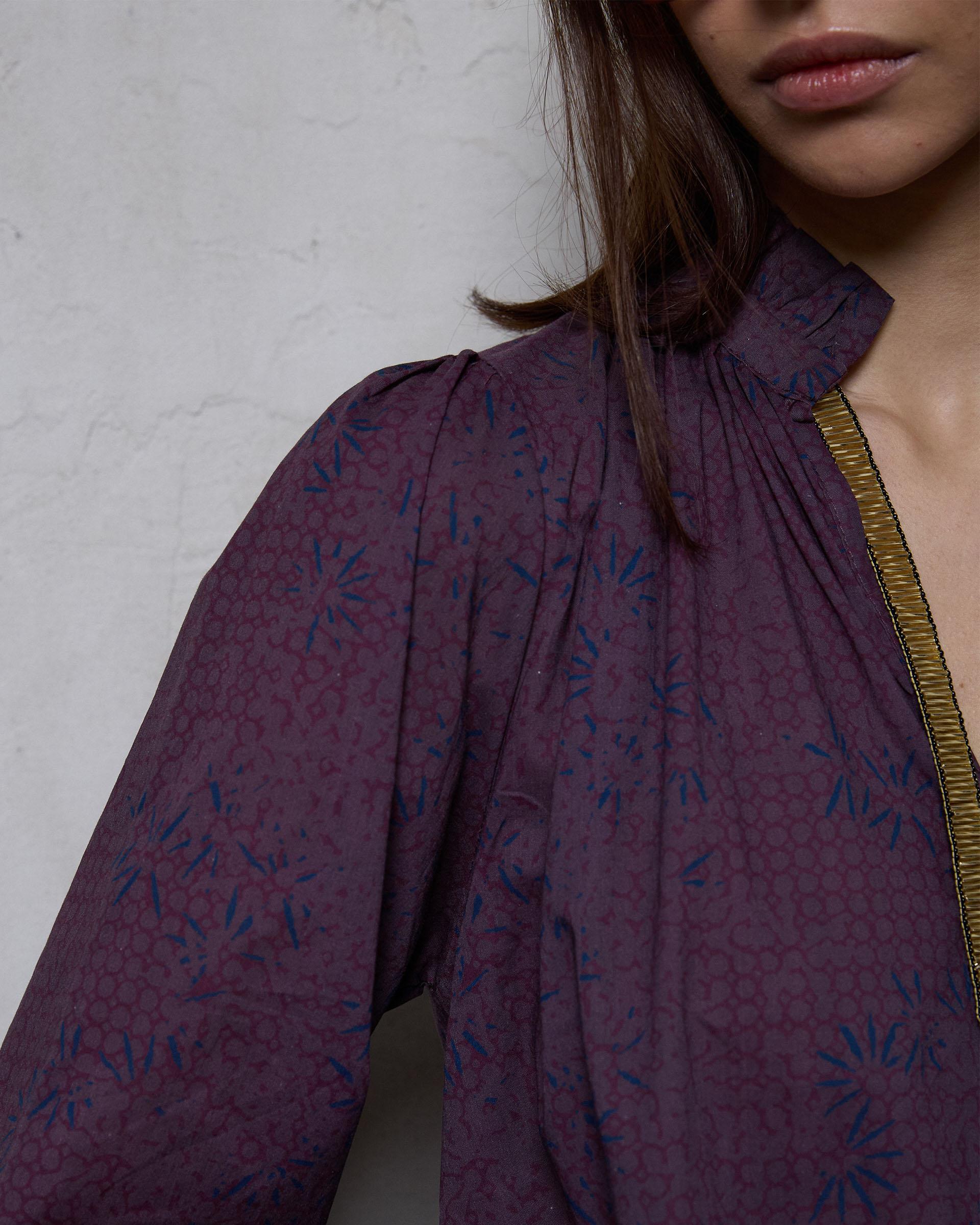BLUSA ESCOTE PICO ESTAMPADA