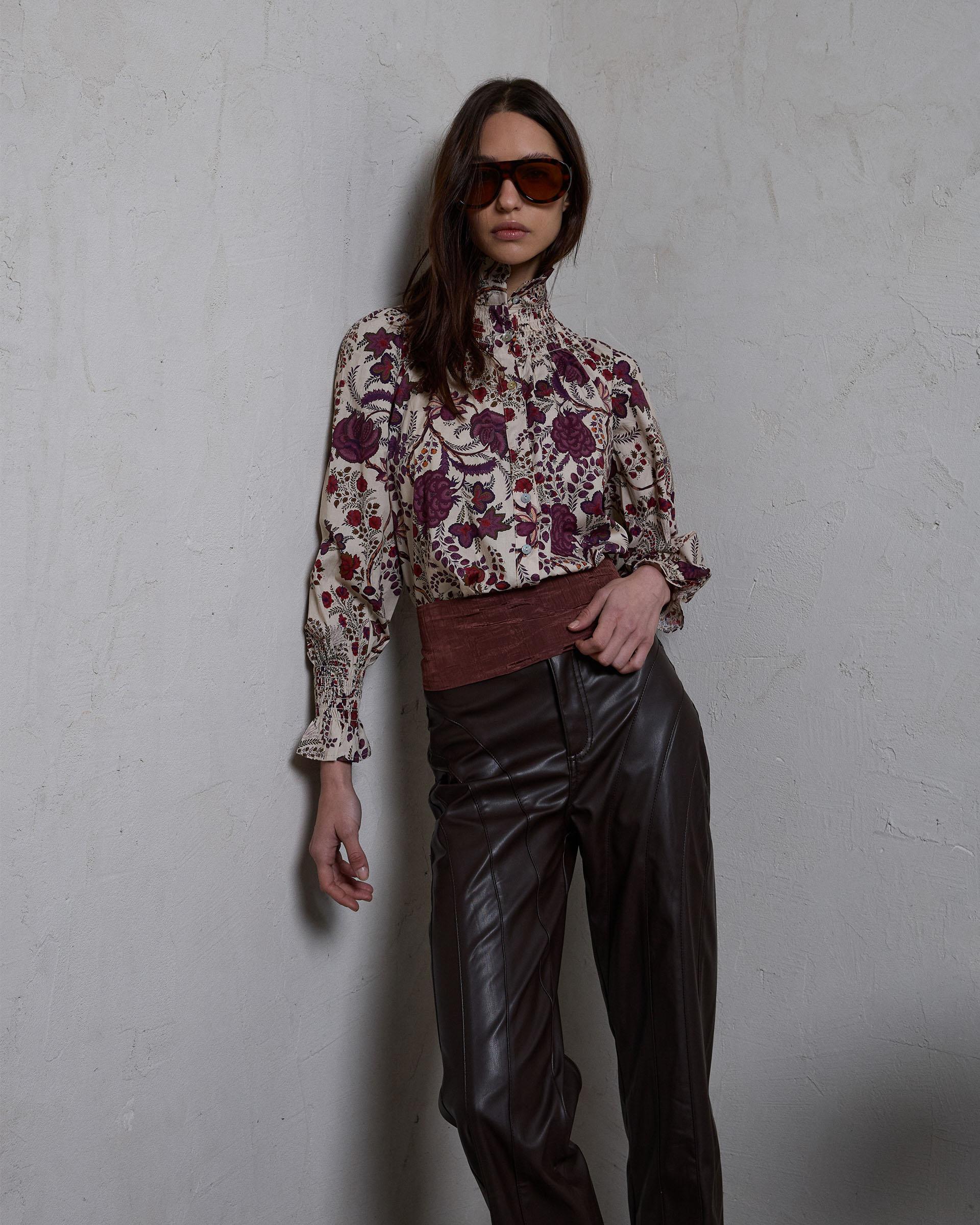 BLUSA NIDO DE ABEJA CUELLO ESTAMPADO FORAL