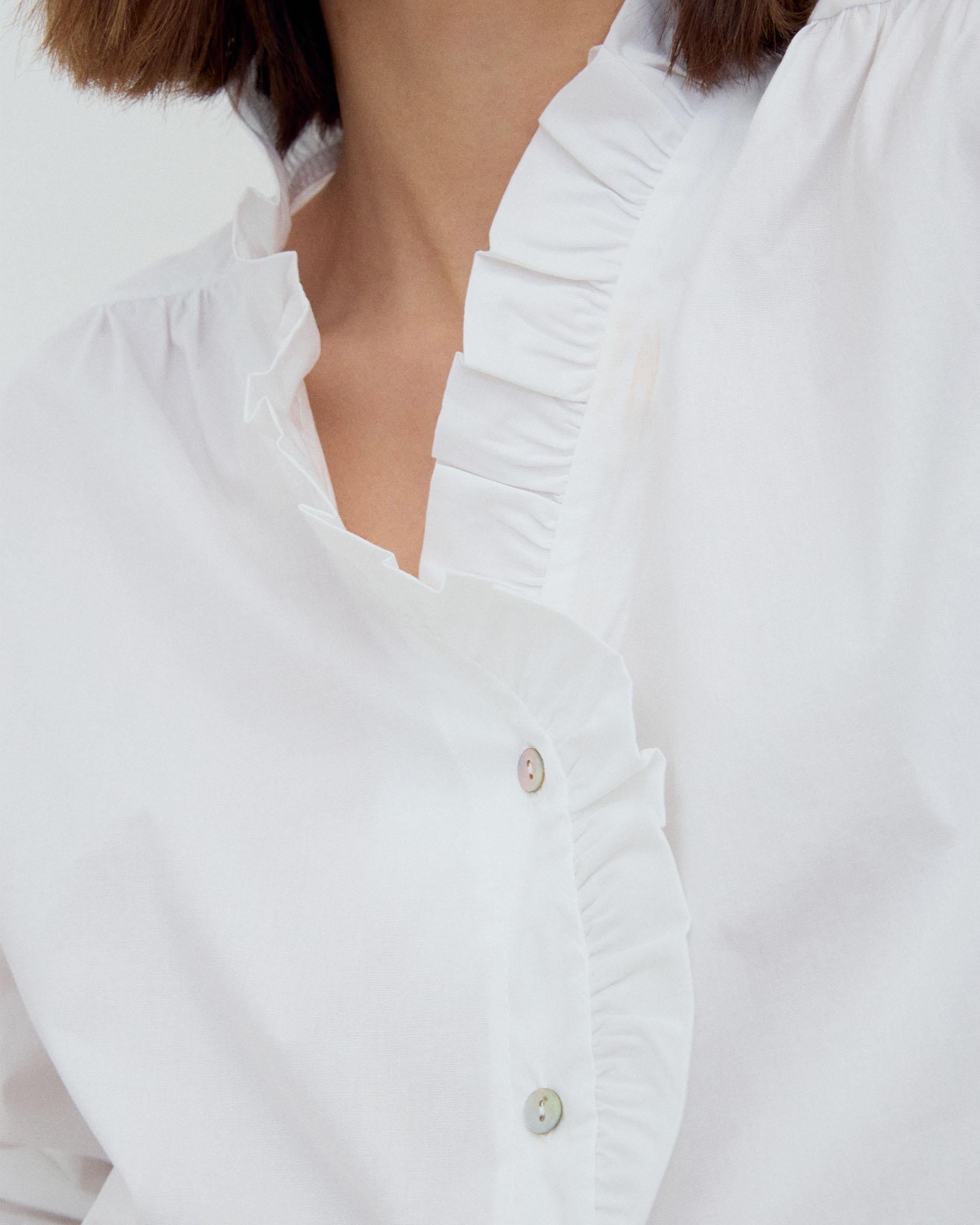 BLUSA ESCOTE VOLANTE EN V