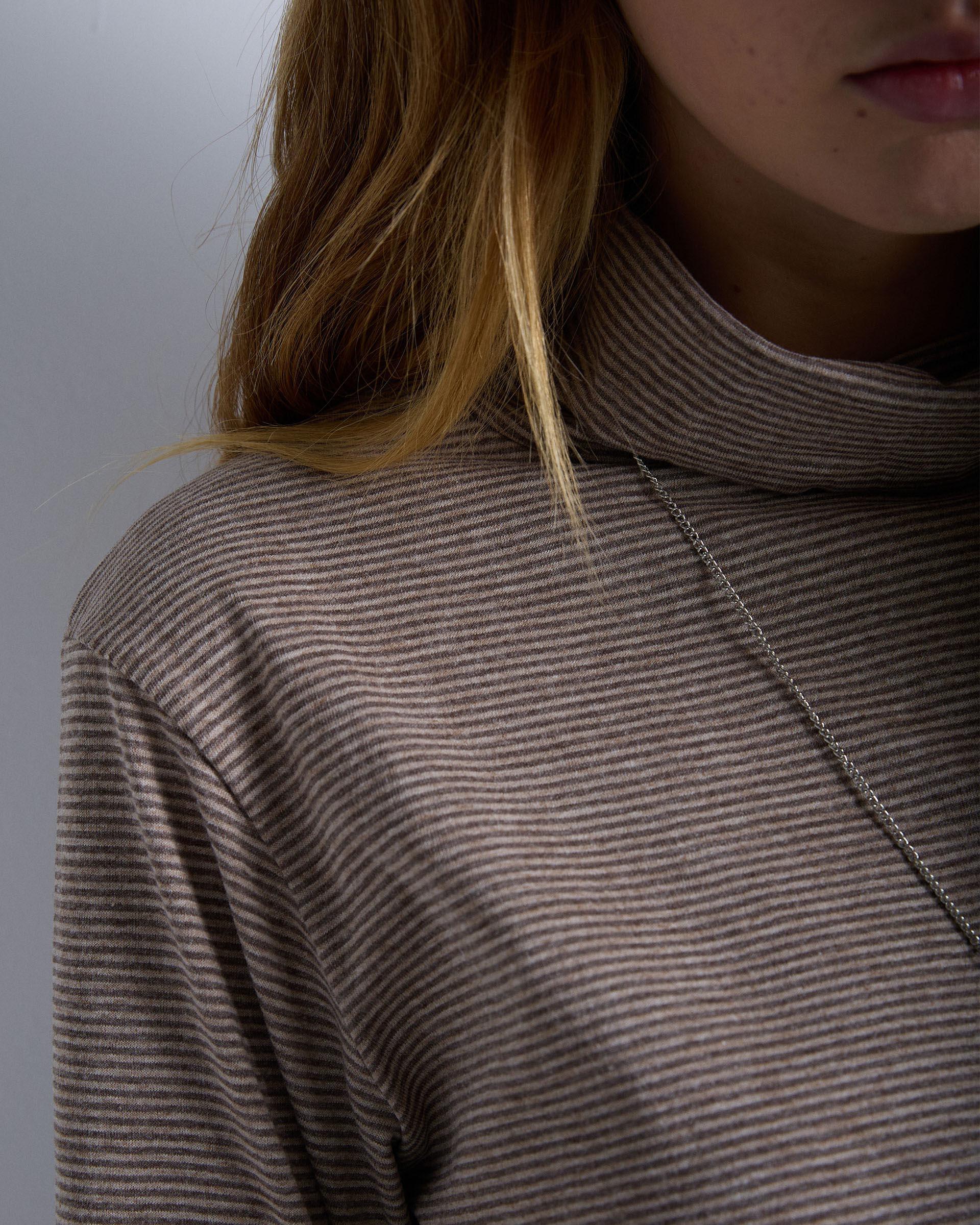 CAMISETA CUELLO ALTO RAYAS