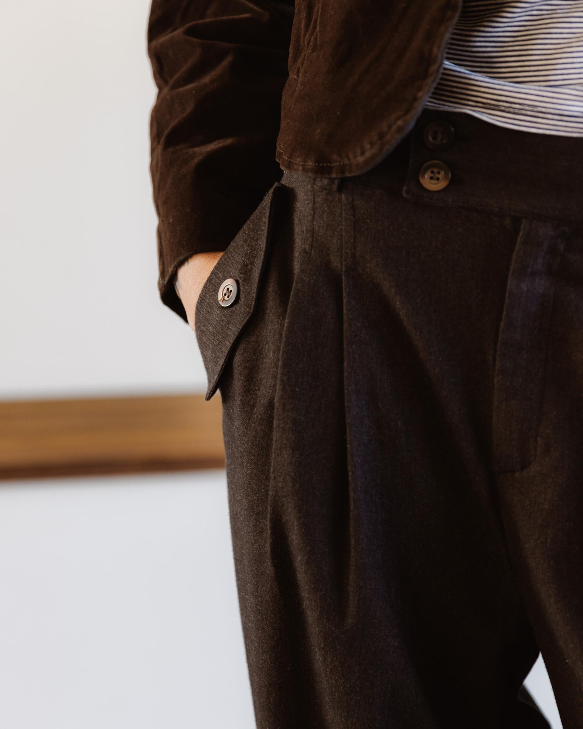 PANTALON PINZAS BOLSILLOS LATERALES