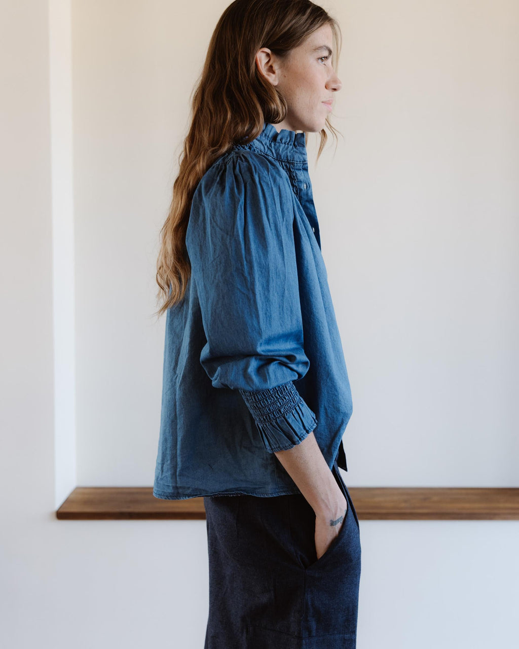 BLUSA CUELLO ALTO TIPO DENIM