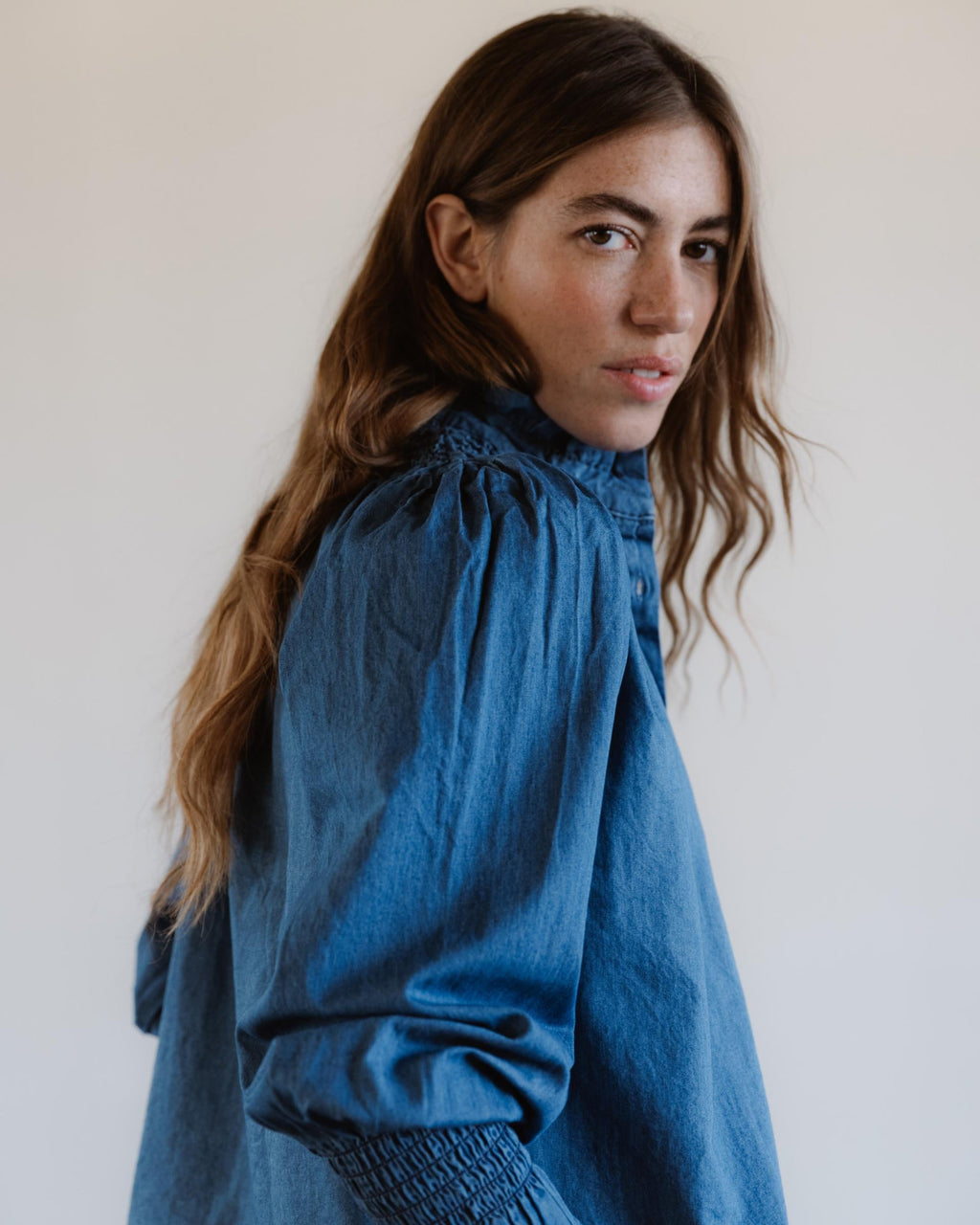 BLUSA CUELLO ALTO TIPO DENIM