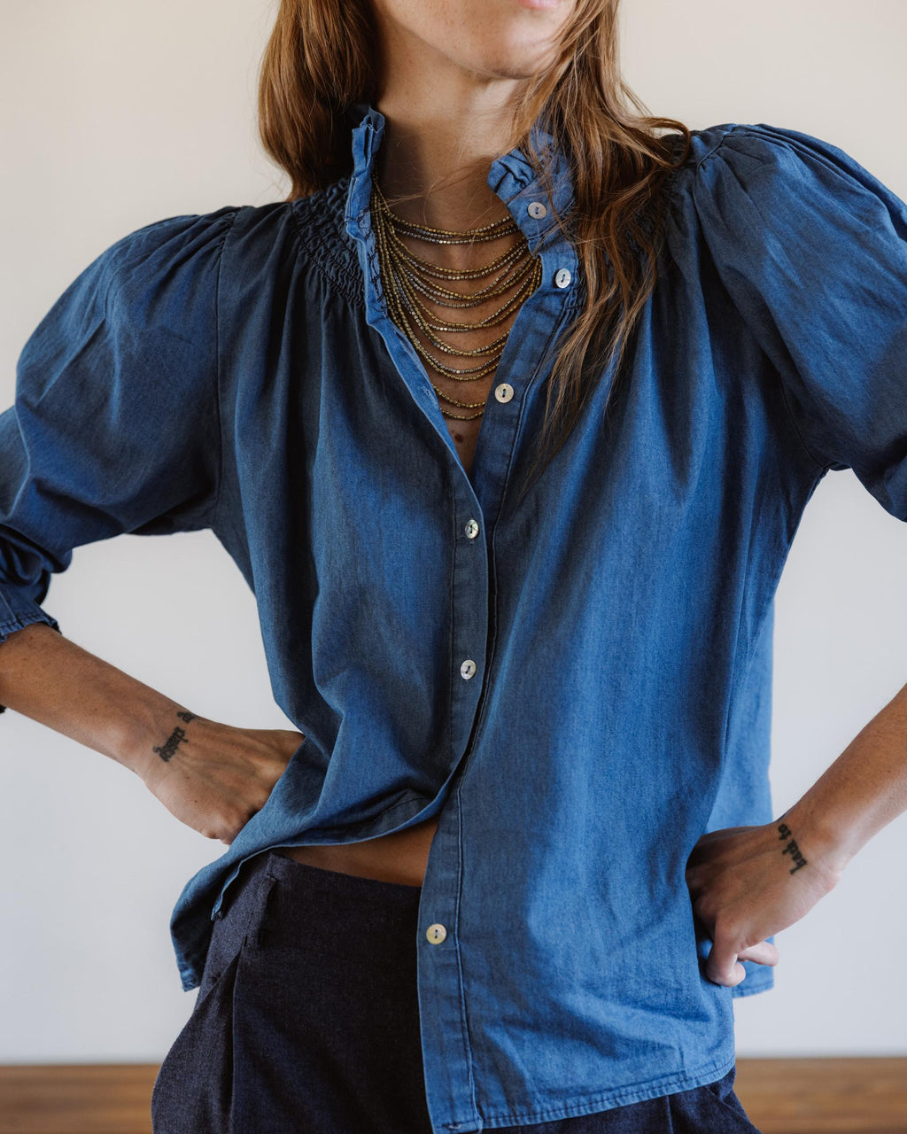 BLUSA CUELLO ALTO TIPO DENIM