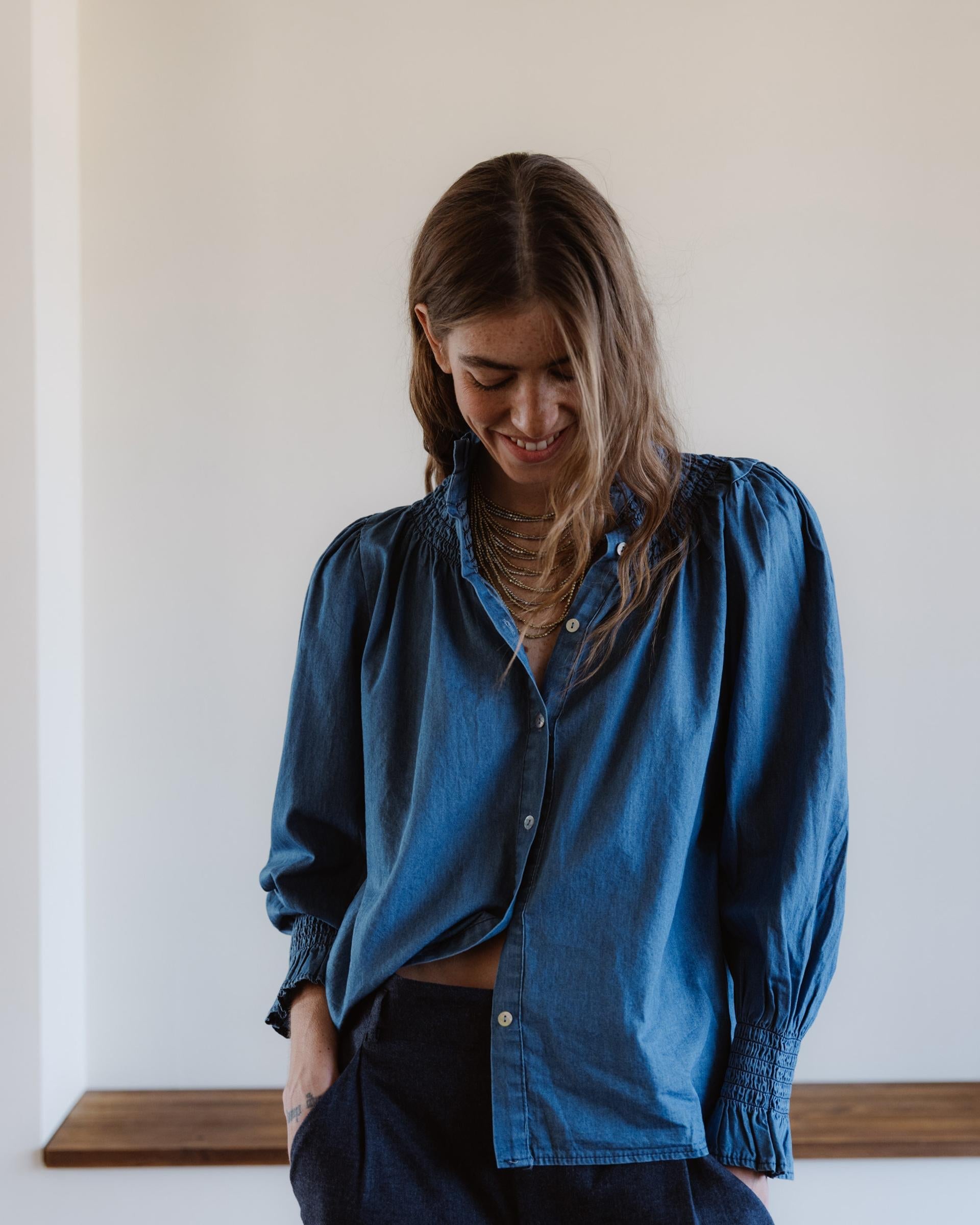 BLUSA CUELLO ALTO TIPO DENIM
