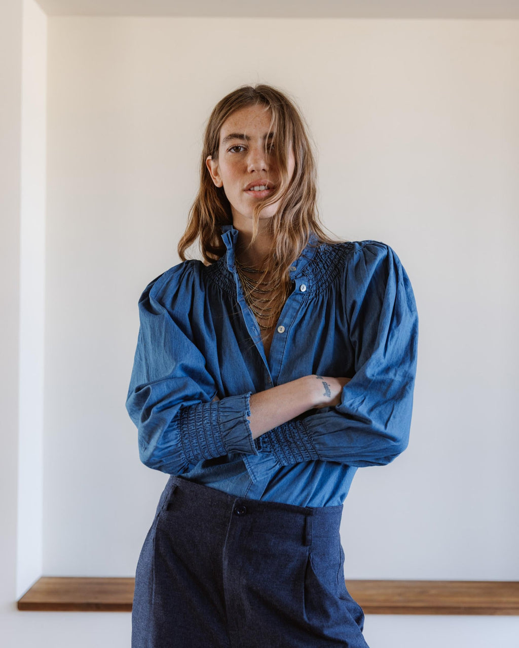 BLUSA CUELLO ALTO TIPO DENIM