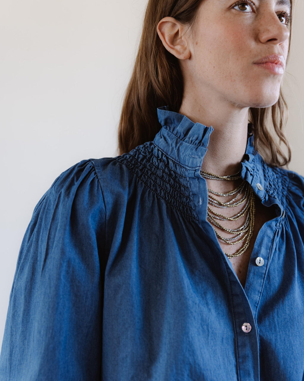 BLUSA CUELLO ALTO TIPO DENIM