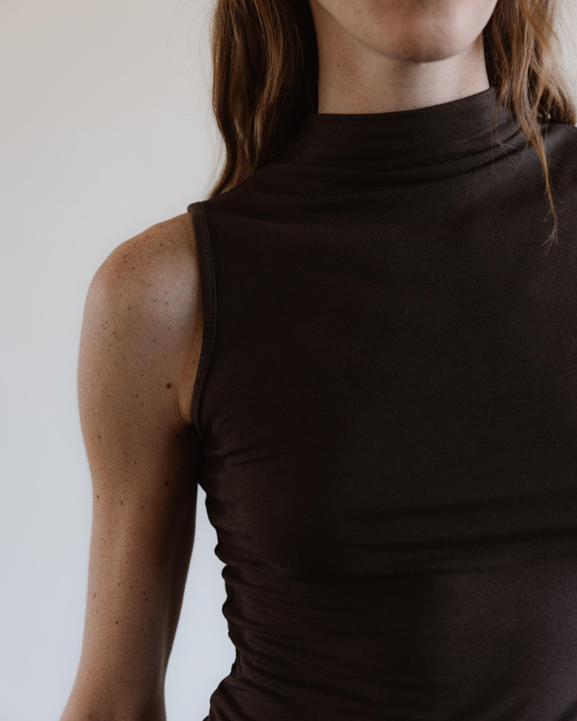 CAMISETA SIN MANGAS CUELLO SUBIDO