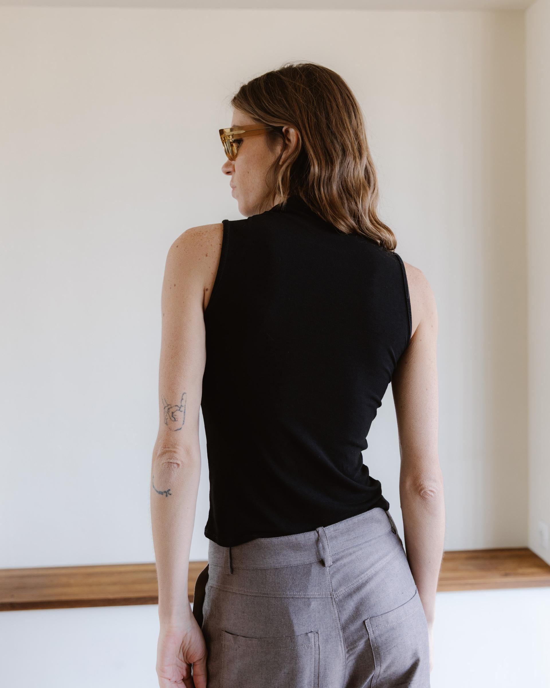 CAMISETA SIN MANGAS CUELLO SUBIDO