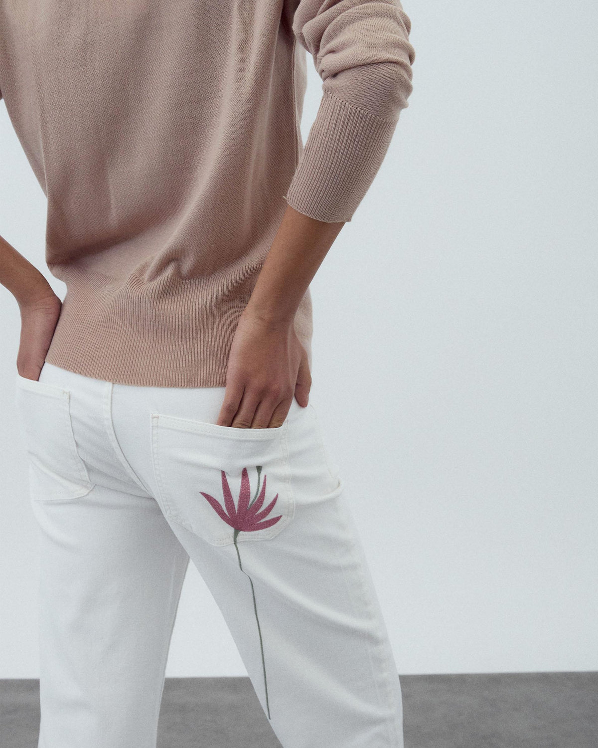 JEANS BORDADO FLORAL