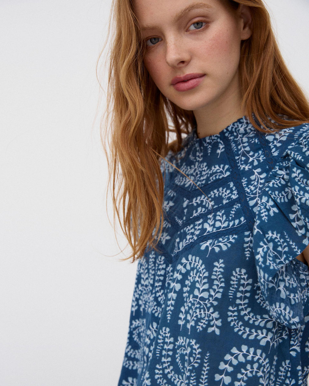BLUSA MANGA CORTA VOLANTES PUNTILLAS ESTAMPADA