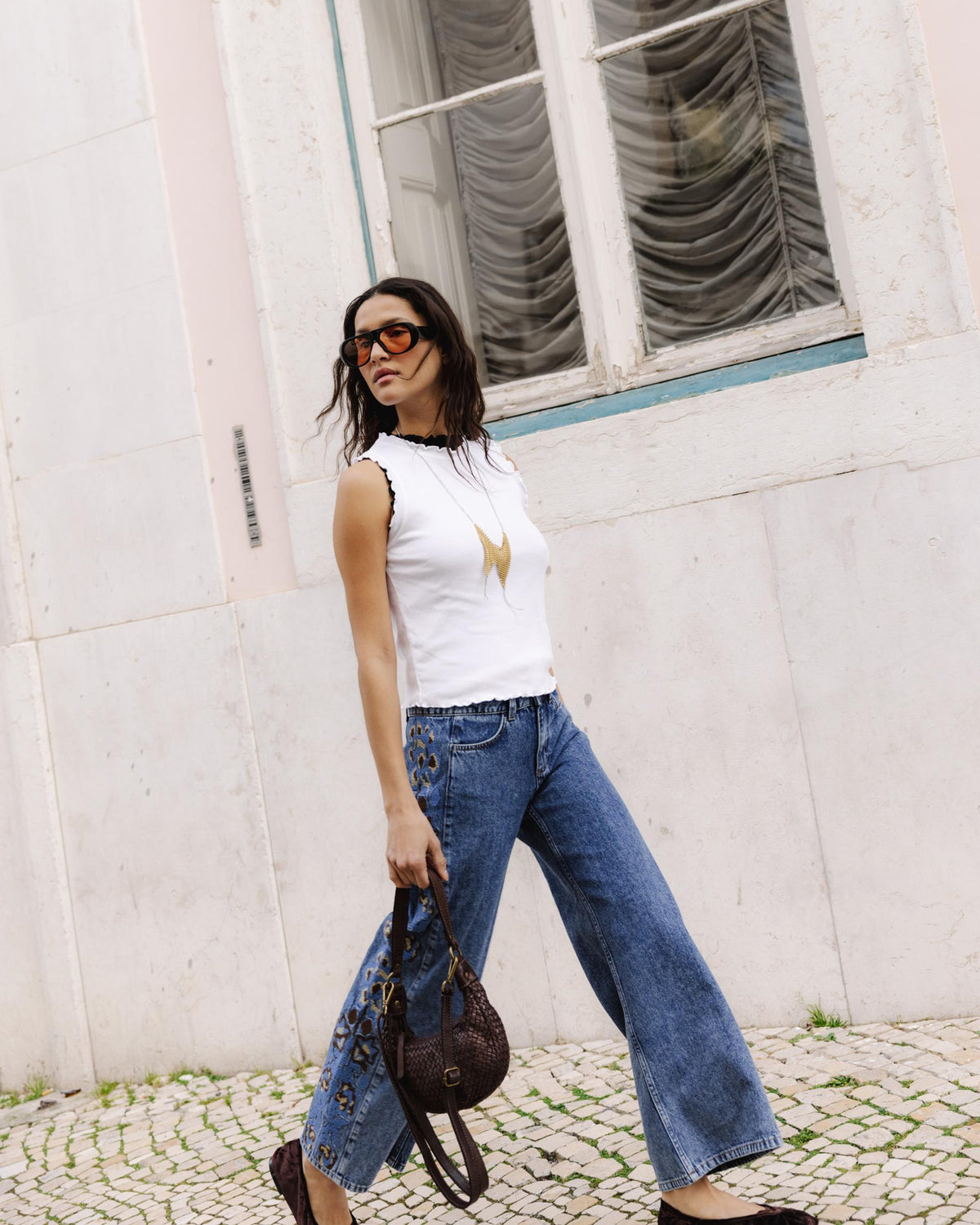 JEANS BORDADOS FLORES LATERALES