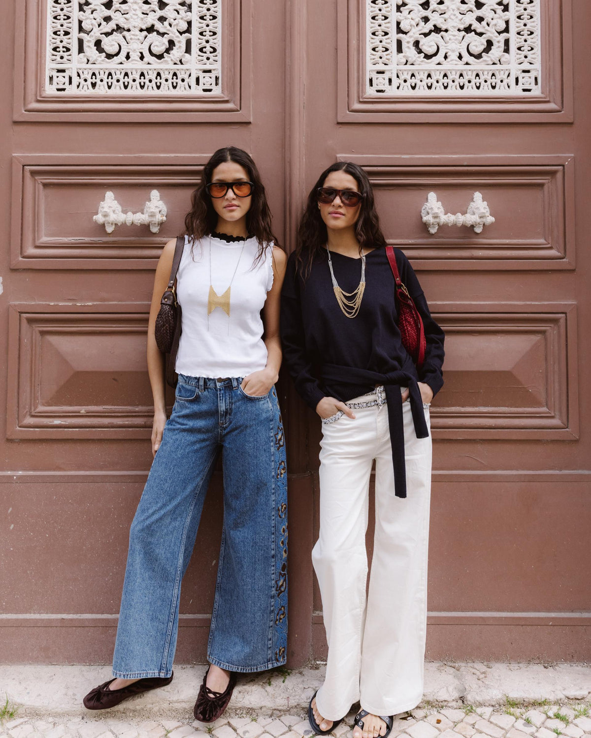 JEANS BORDADOS FLORES LATERALES