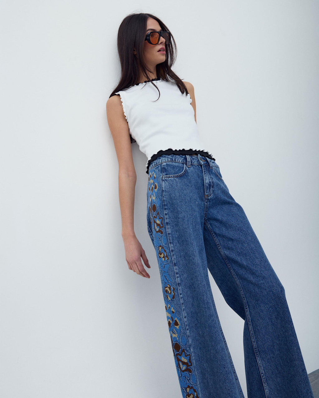 JEANS BORDADOS FLORES LATERALES