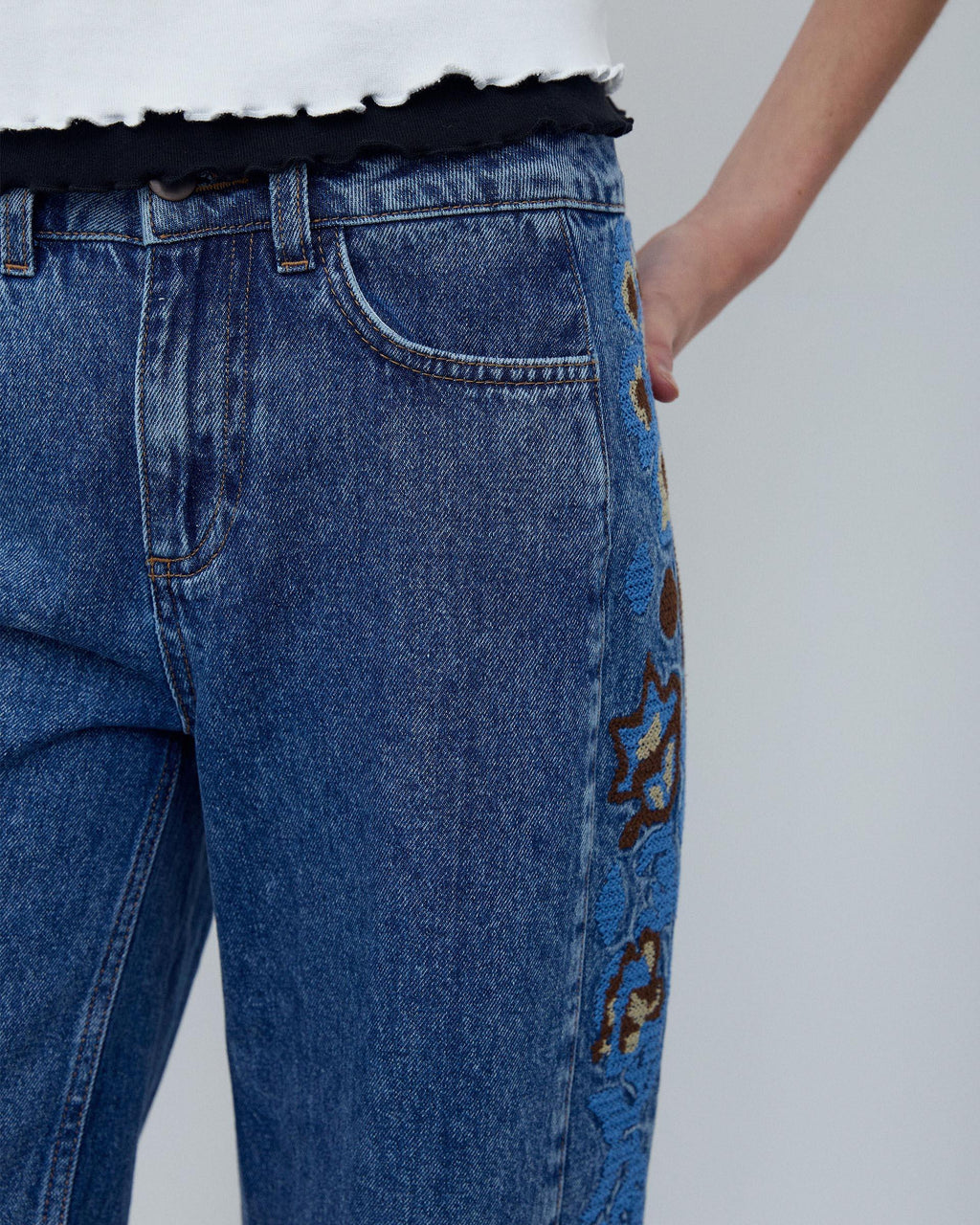 JEANS BORDADOS FLORES LATERALES
