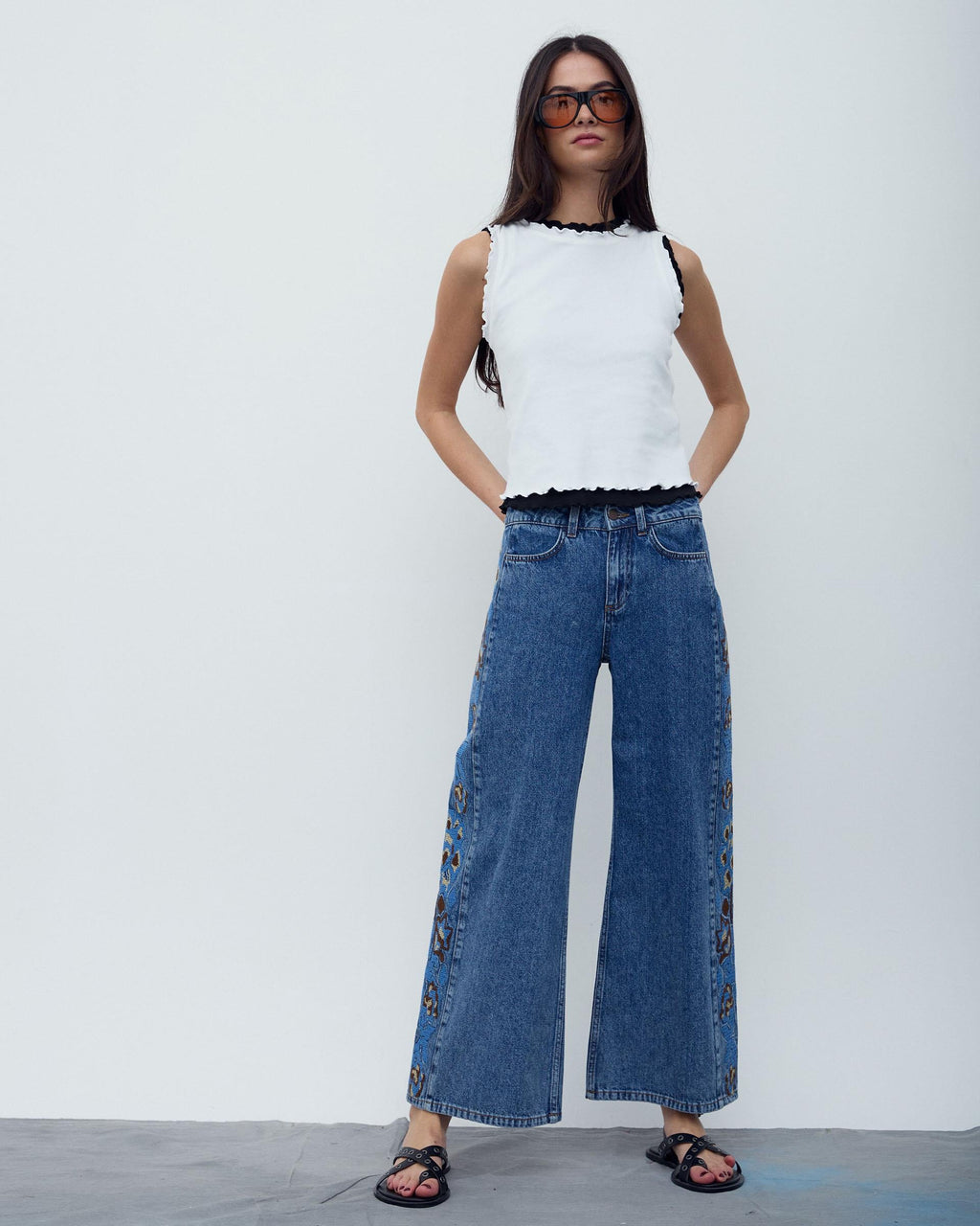 JEANS BORDADOS FLORES LATERALES