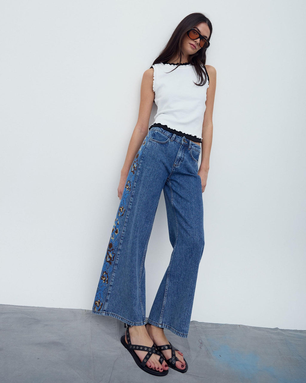 JEANS BORDADOS FLORES LATERALES
