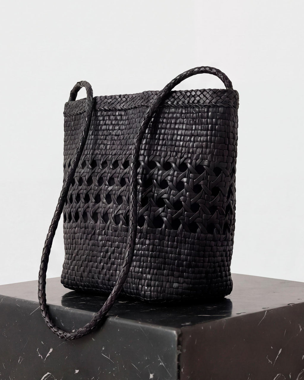 BOLSO BUCKET PIEL TRENZADA