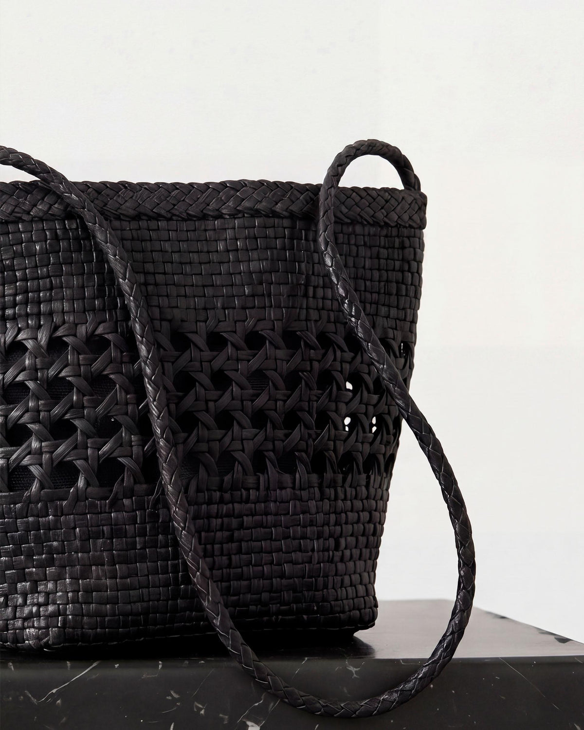 BOLSO BUCKET PIEL TRENZADA