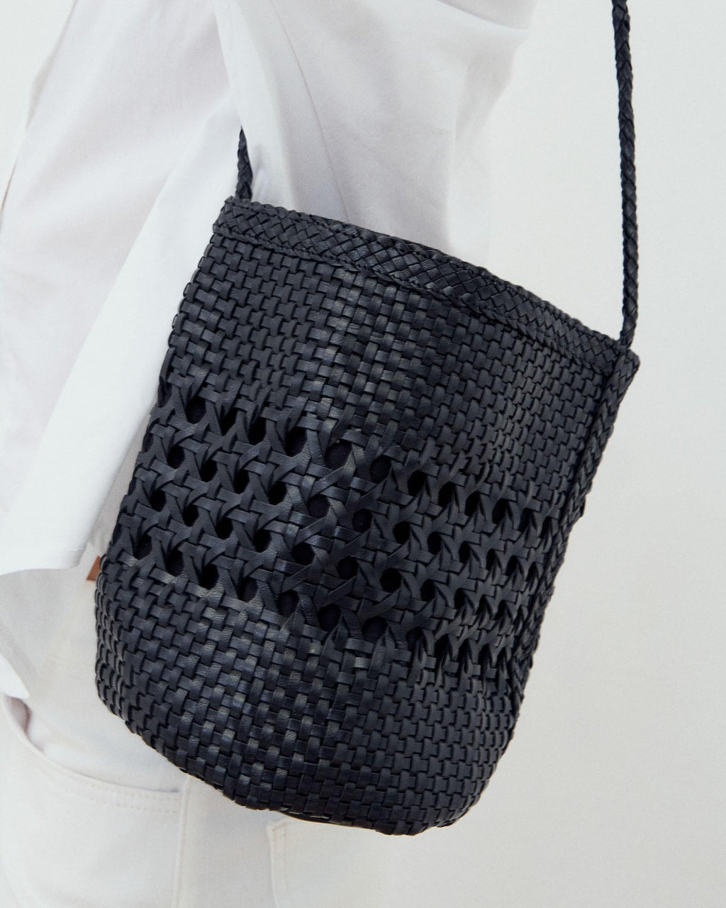 BOLSO BUCKET PIEL TRENZADA