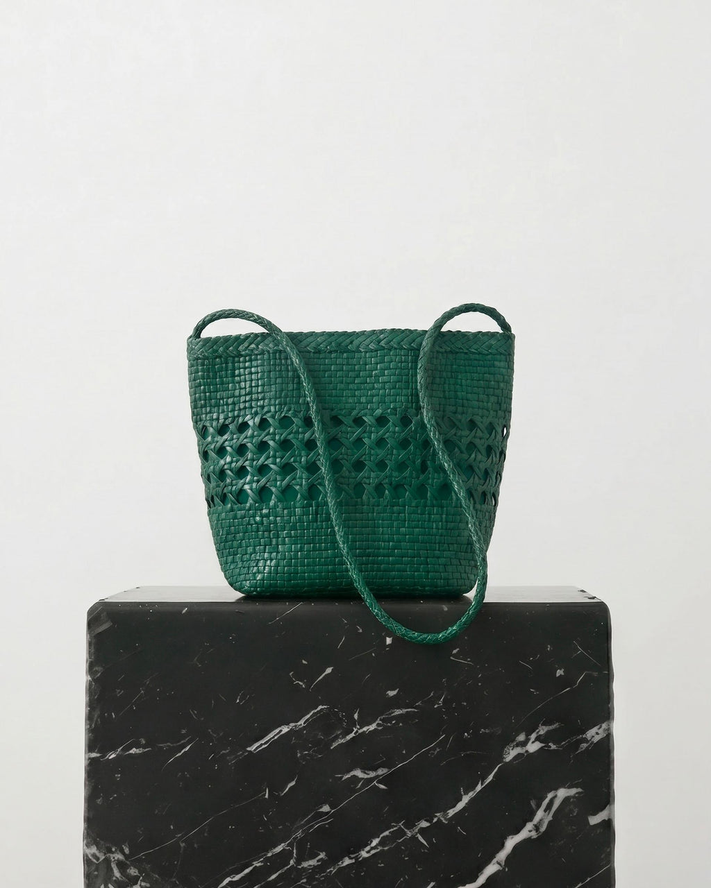 BOLSO BUCKET PIEL TRENZADA