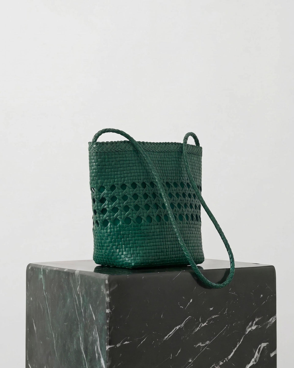BOLSO BUCKET PIEL TRENZADA
