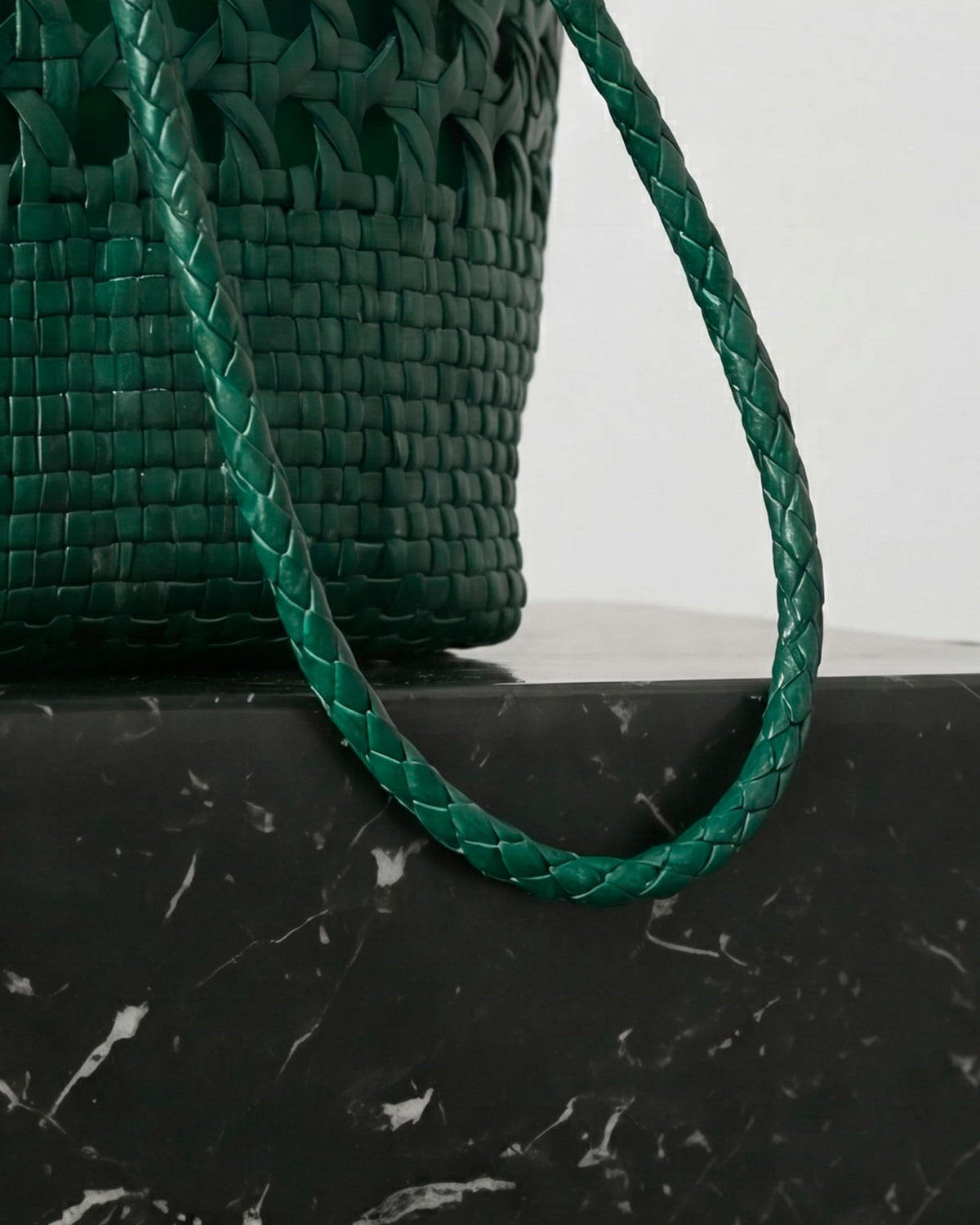 BOLSO BUCKET PIEL TRENZADA