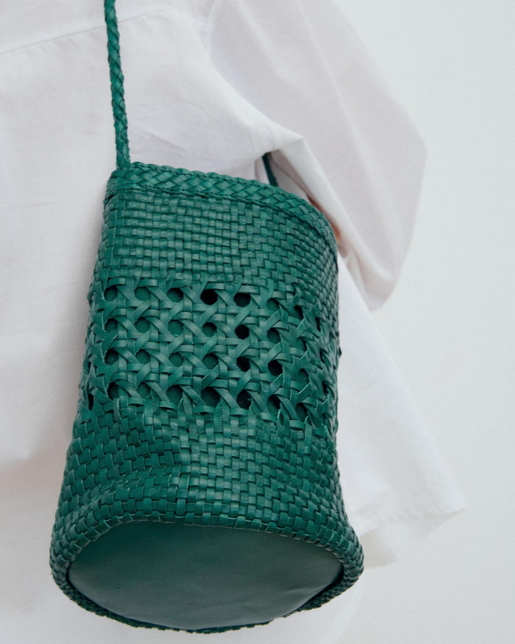 BOLSO BUCKET PIEL TRENZADA
