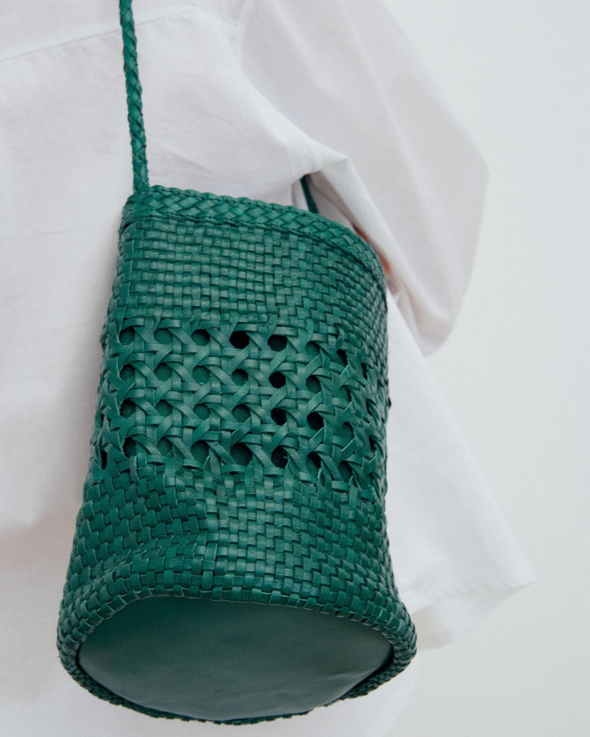 BOLSO BUCKET PIEL TRENZADA