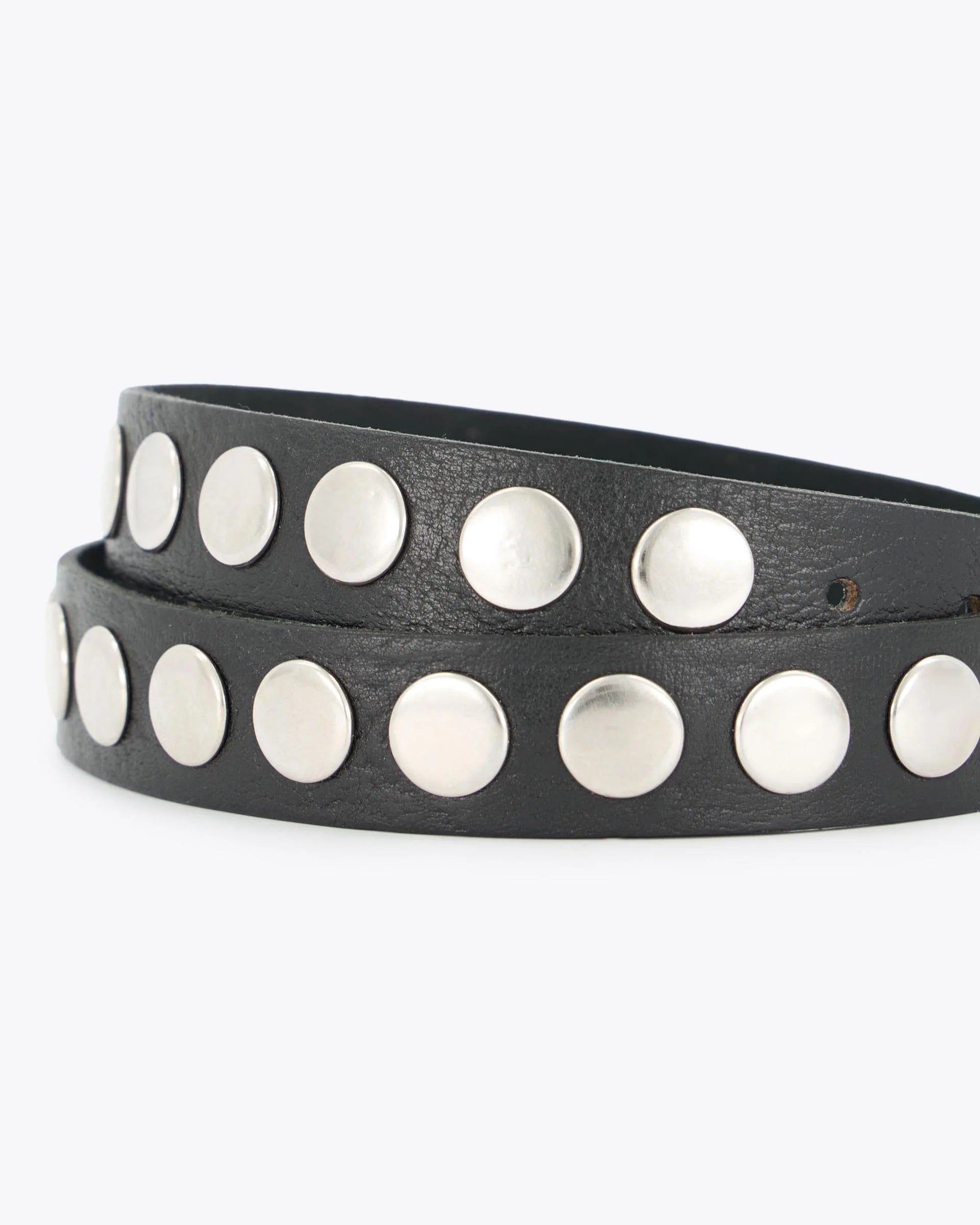 CINTURÓN DE CUERO FINO TACHAS REDONDAS