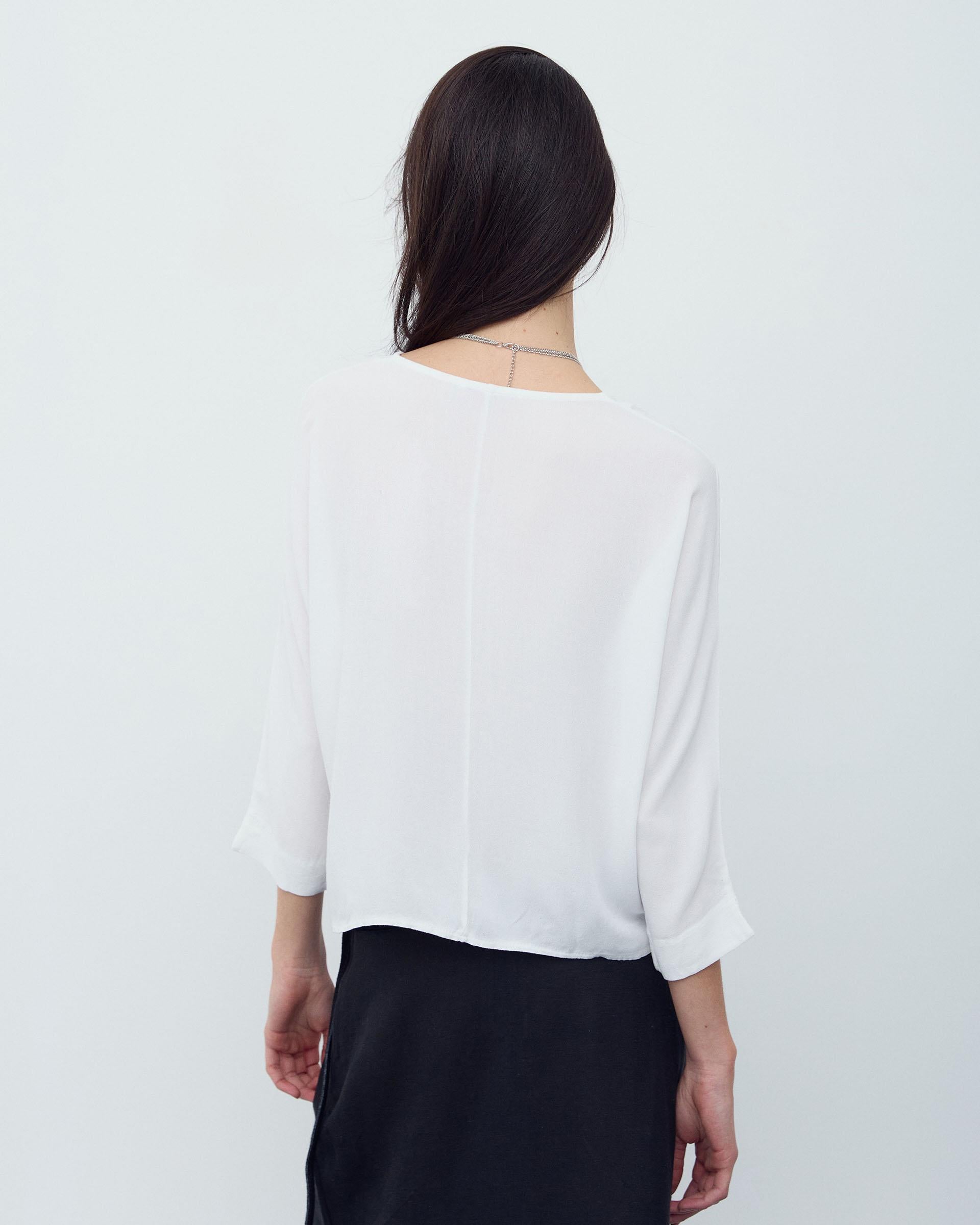 BLUSA BASICA ESCOTE PICO