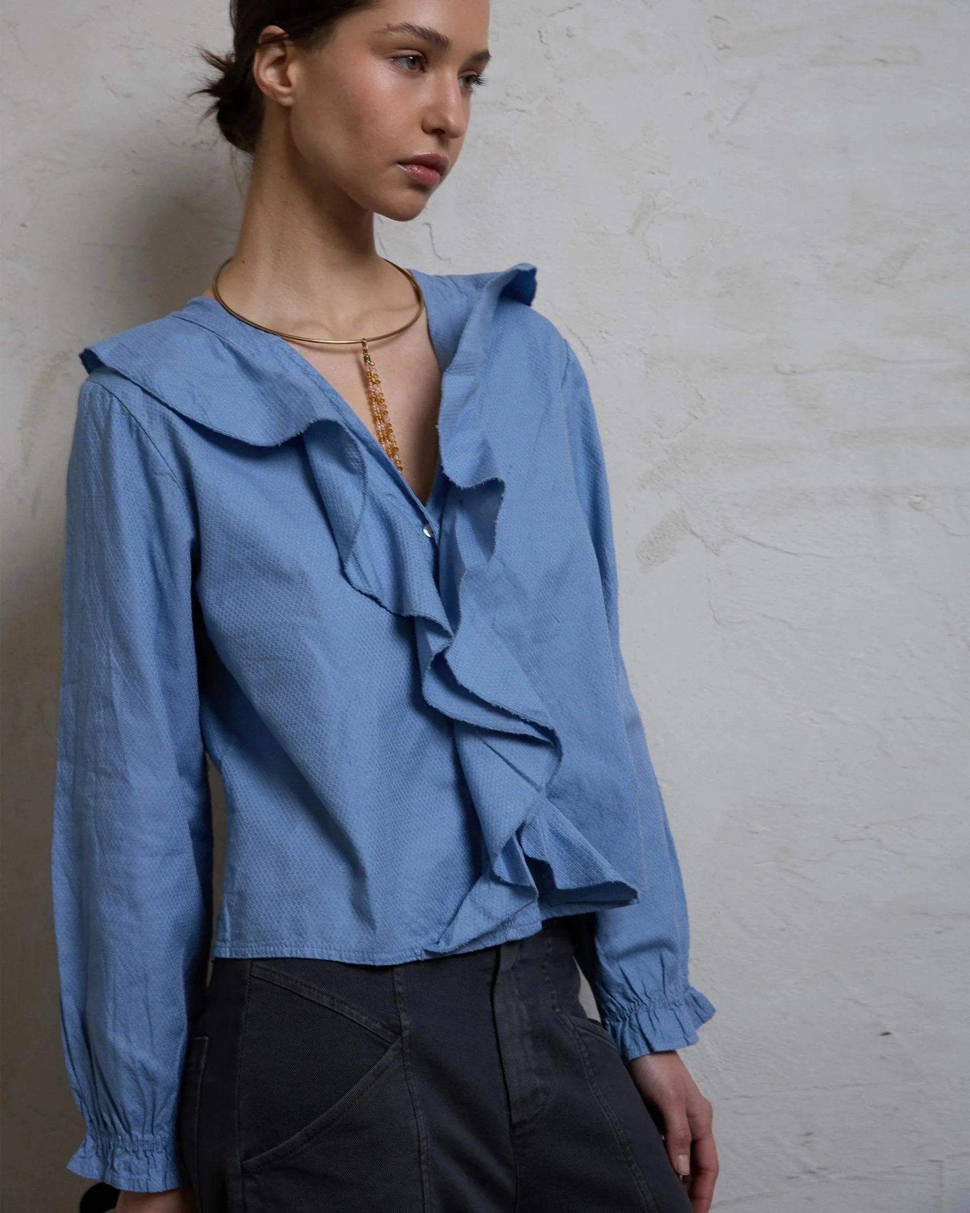 BLUSA CUELLO VOLANTE EN V