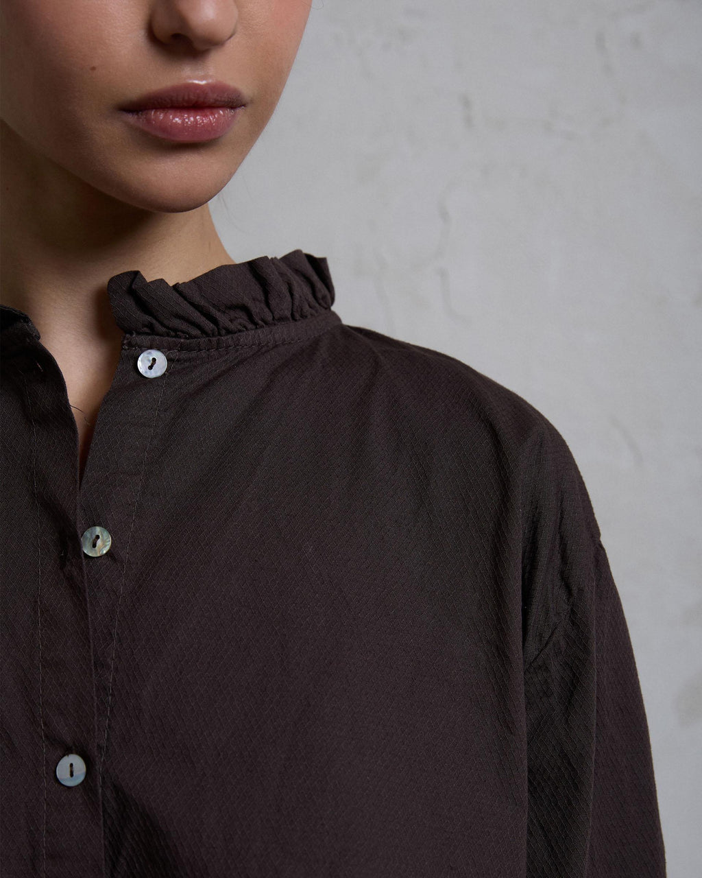 BLUSA DETALLE VOLANTE CUELLO