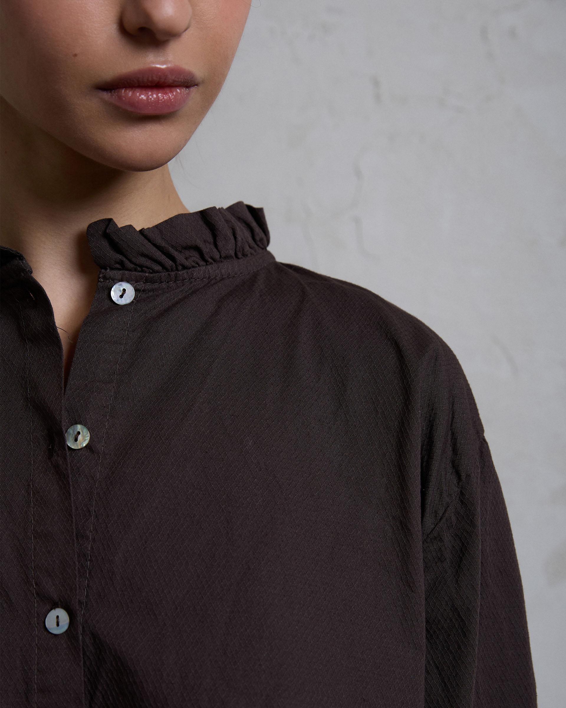 BLUSA DETALLE VOLANTE CUELLO