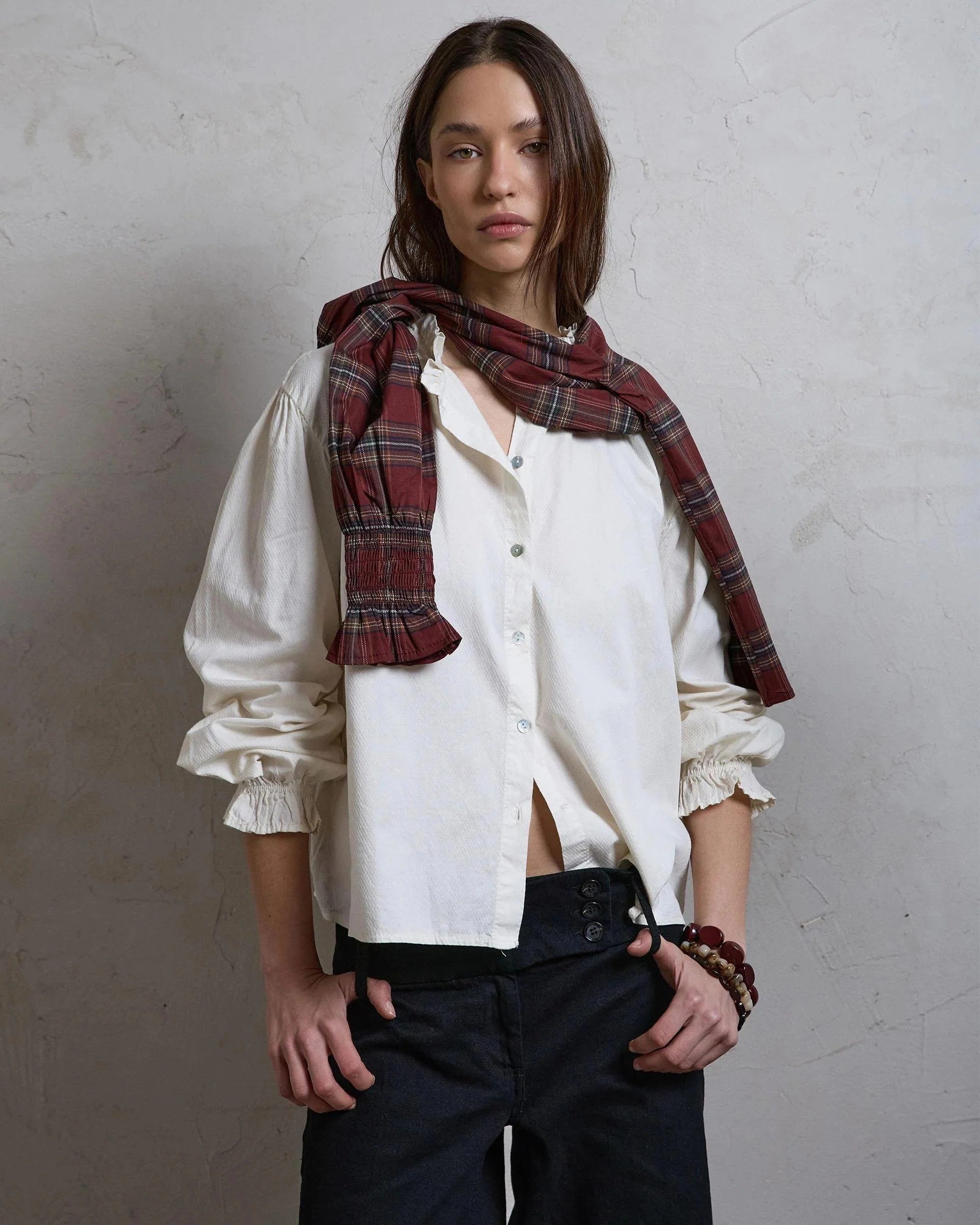 BLUSA DETALLE CUELLO VOLANTE