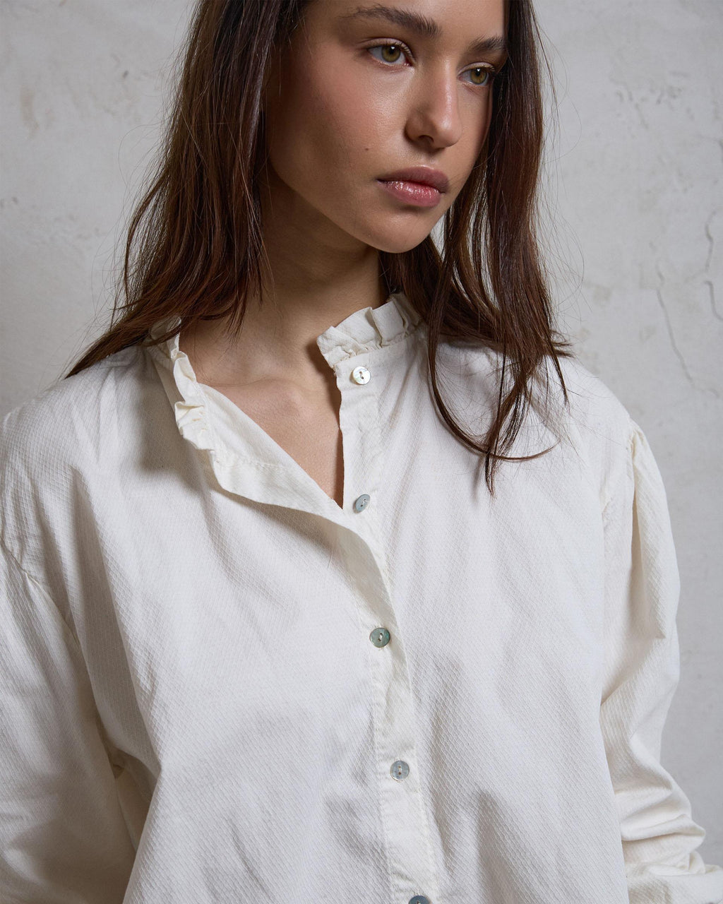 BLUSA DETALLE CUELLO VOLANTE