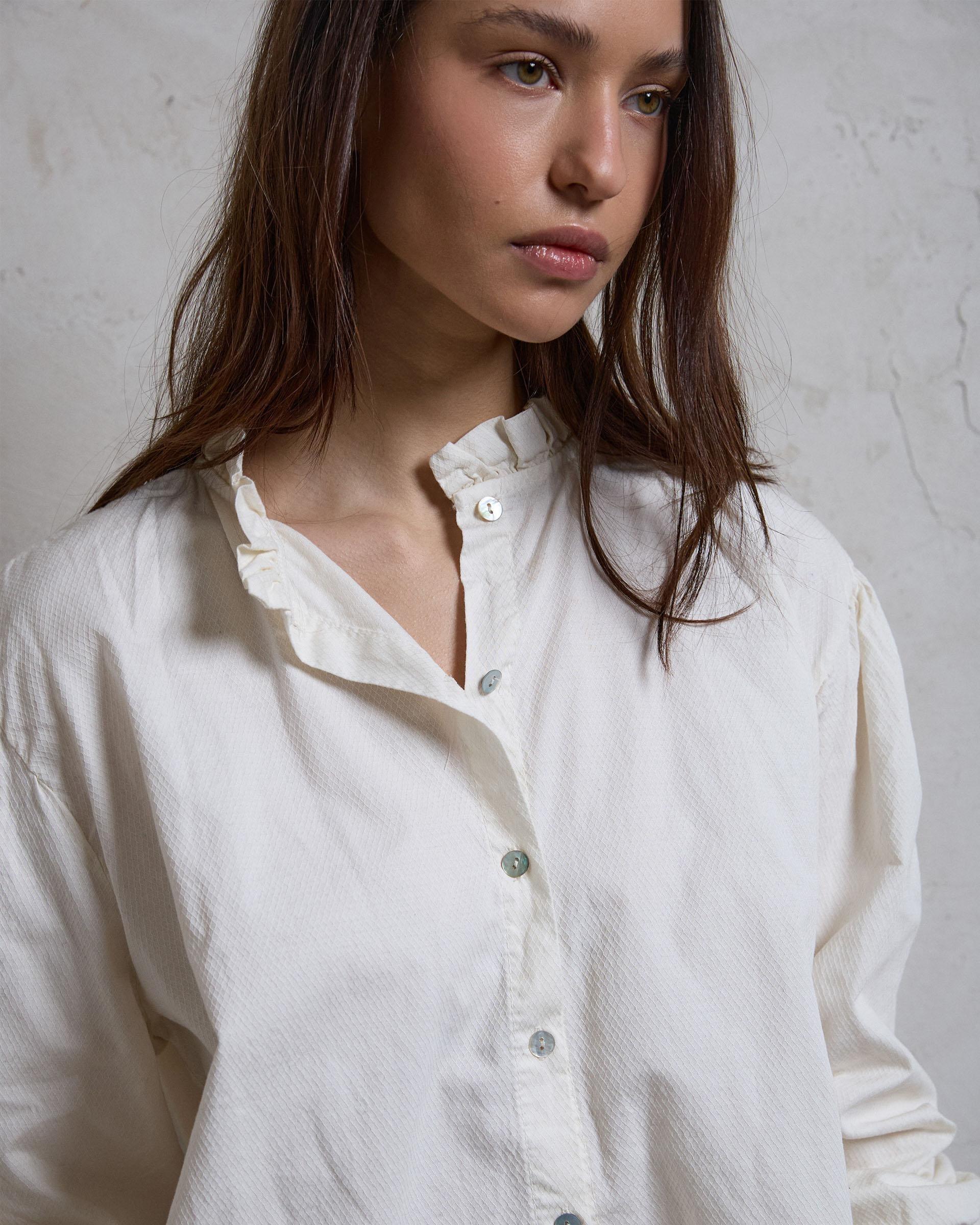 BLUSA DETALLE CUELLO VOLANTE
