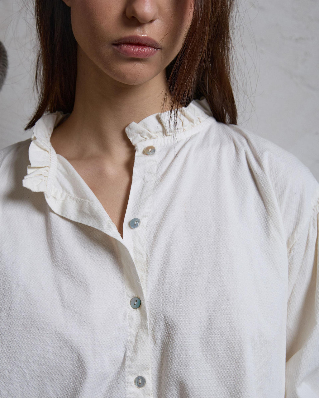 BLUSA DETALLE CUELLO VOLANTE