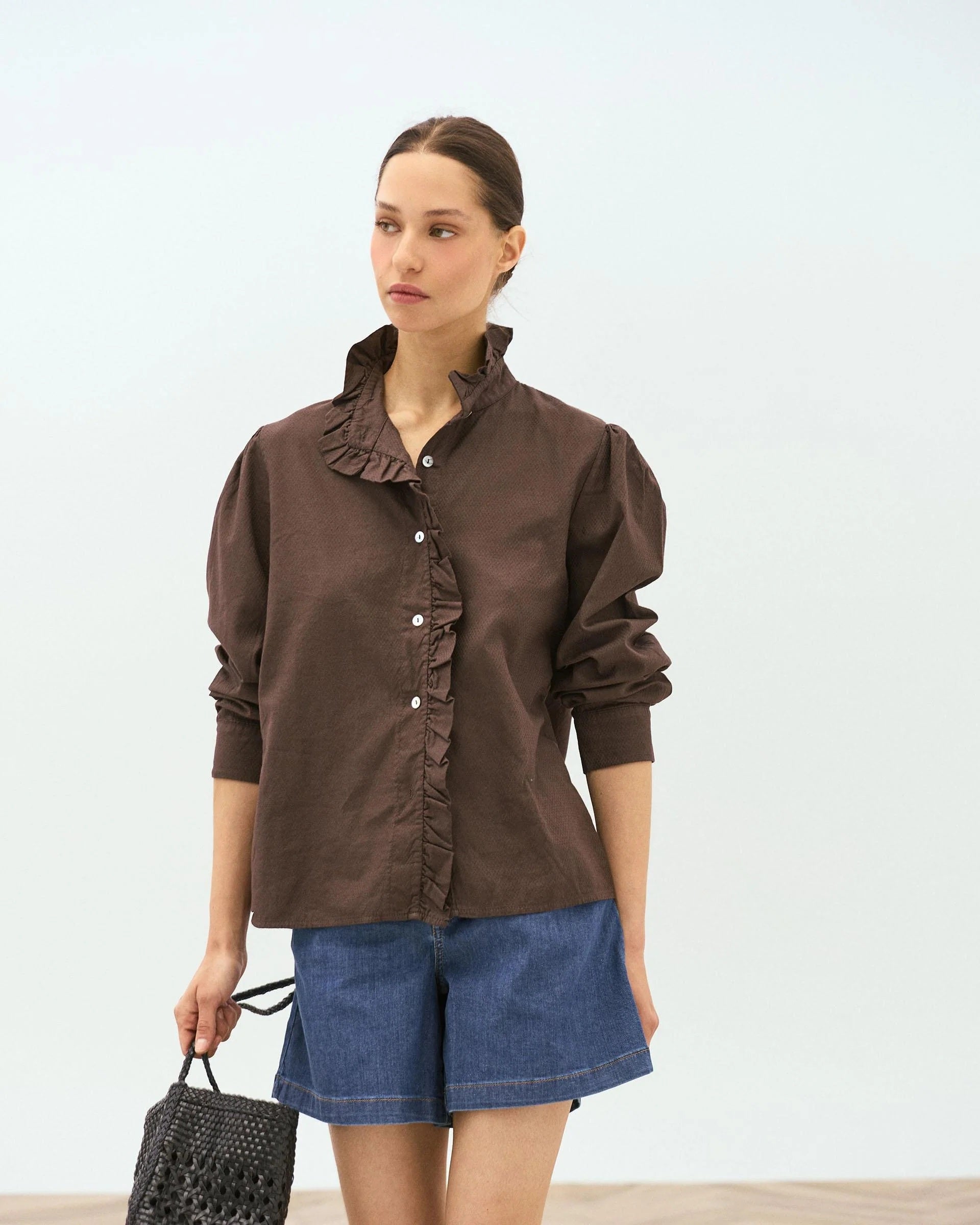 BLUSA  DETALLE CUELLO ALTO BOTONES VOLANTE