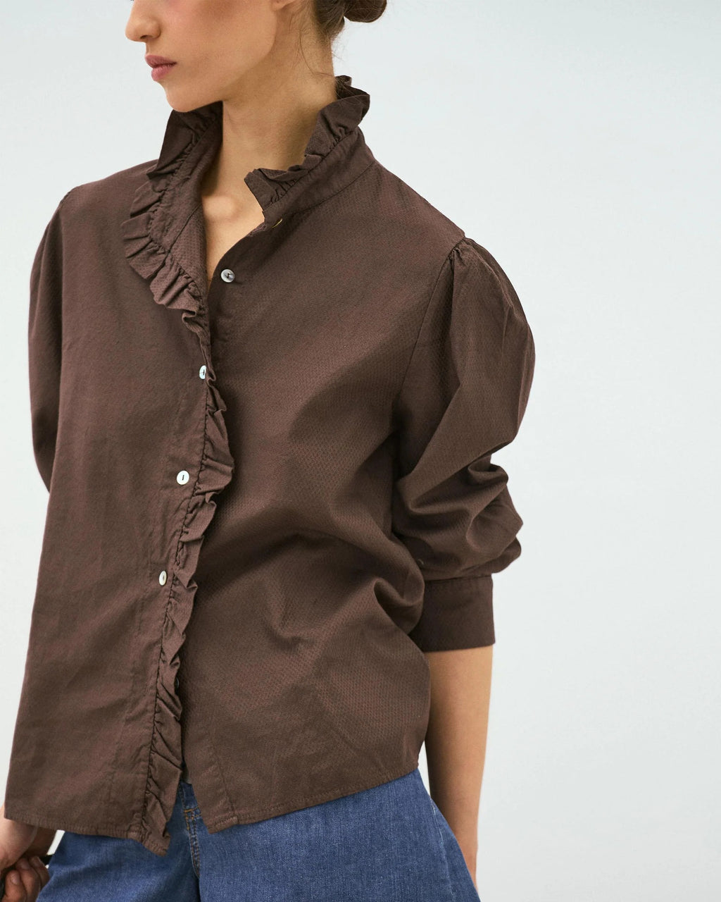 BLUSA  DETALLE CUELLO ALTO BOTONES VOLANTE