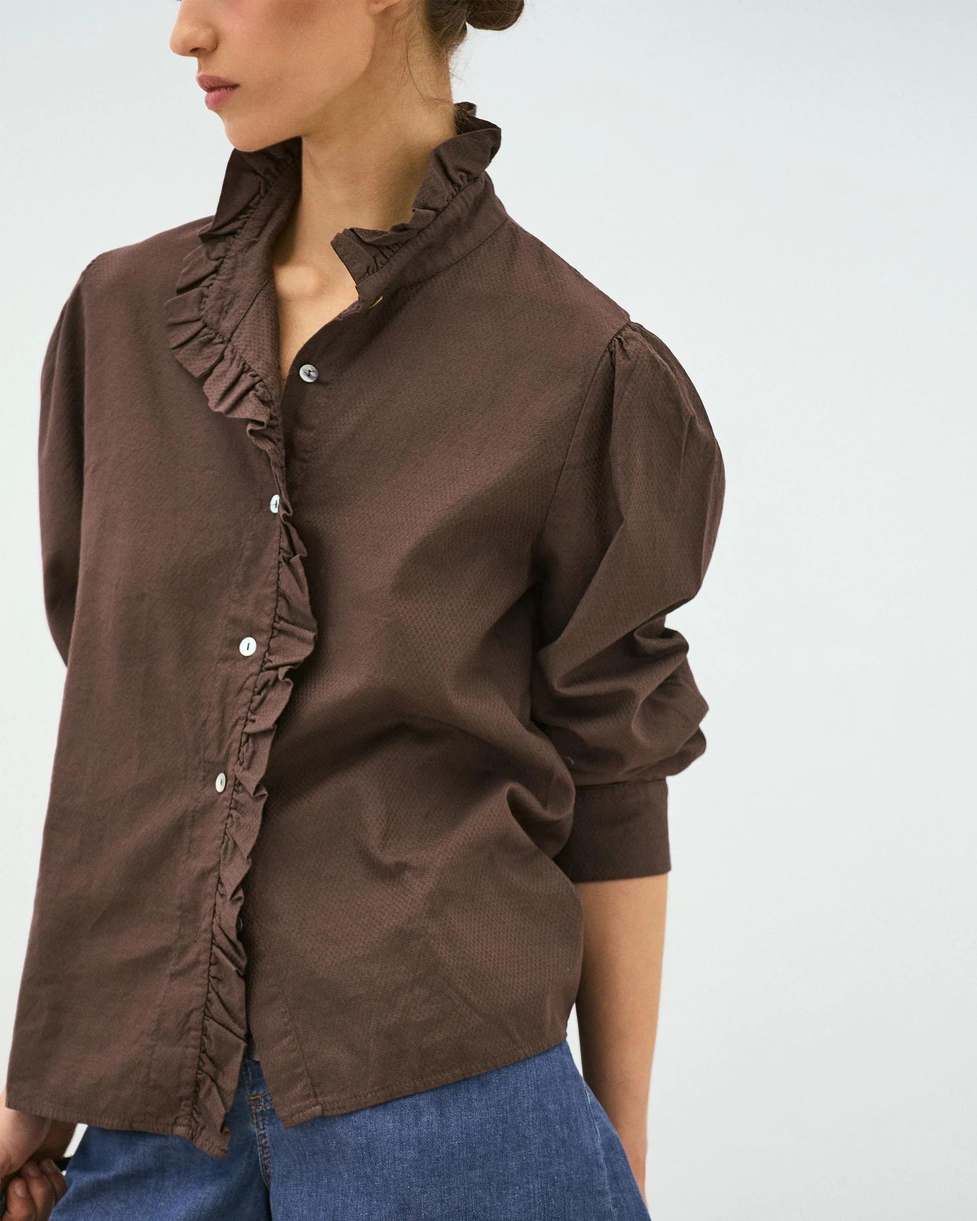 BLUSA  DETALLE CUELLO ALTO BOTONES VOLANTE