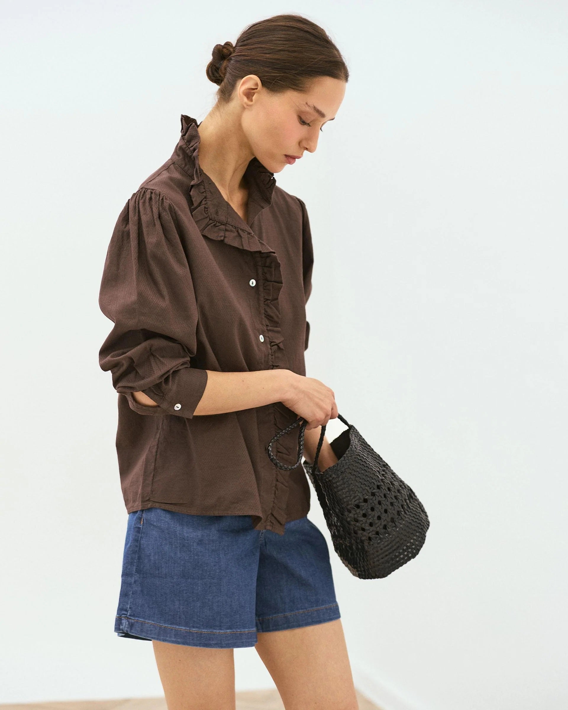 BLUSA  DETALLE CUELLO ALTO BOTONES VOLANTE