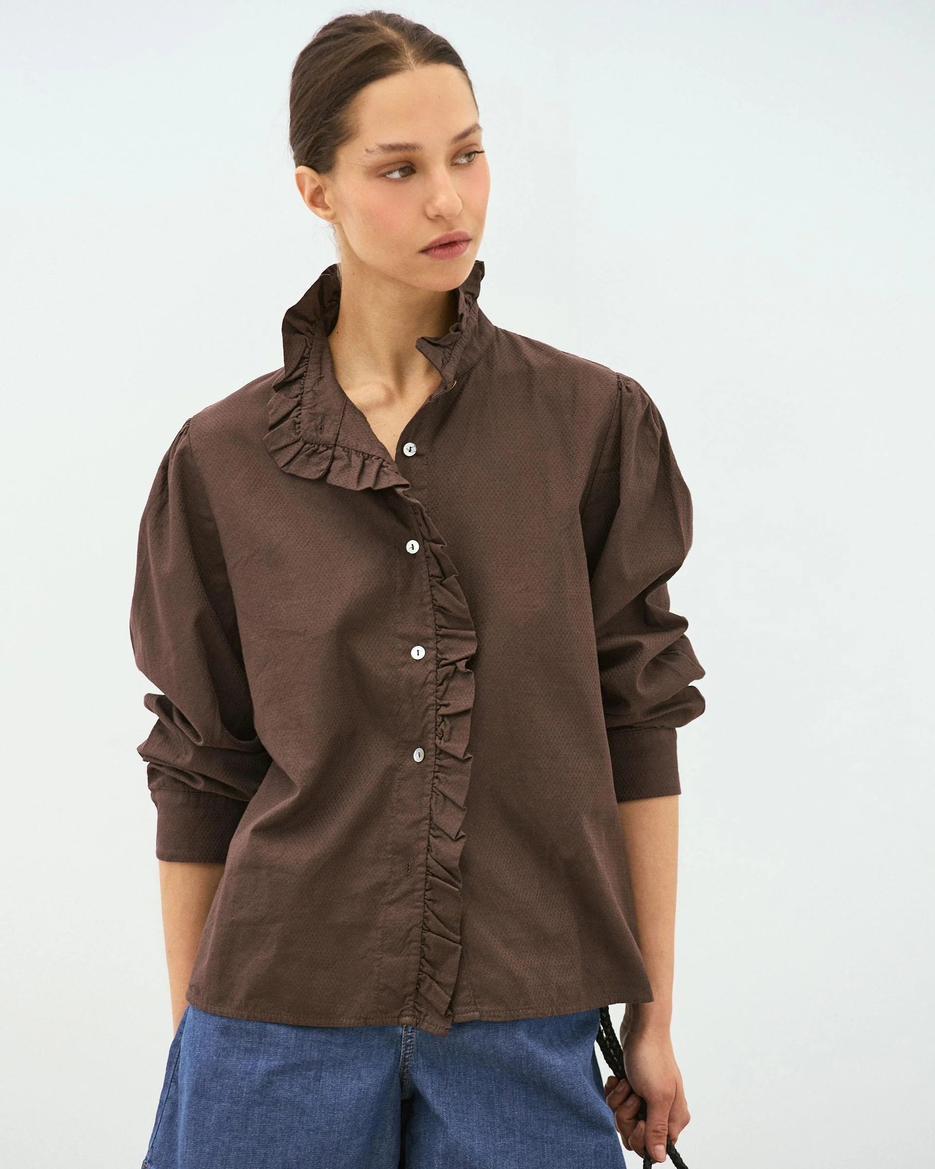 BLUSA  DETALLE CUELLO ALTO BOTONES VOLANTE