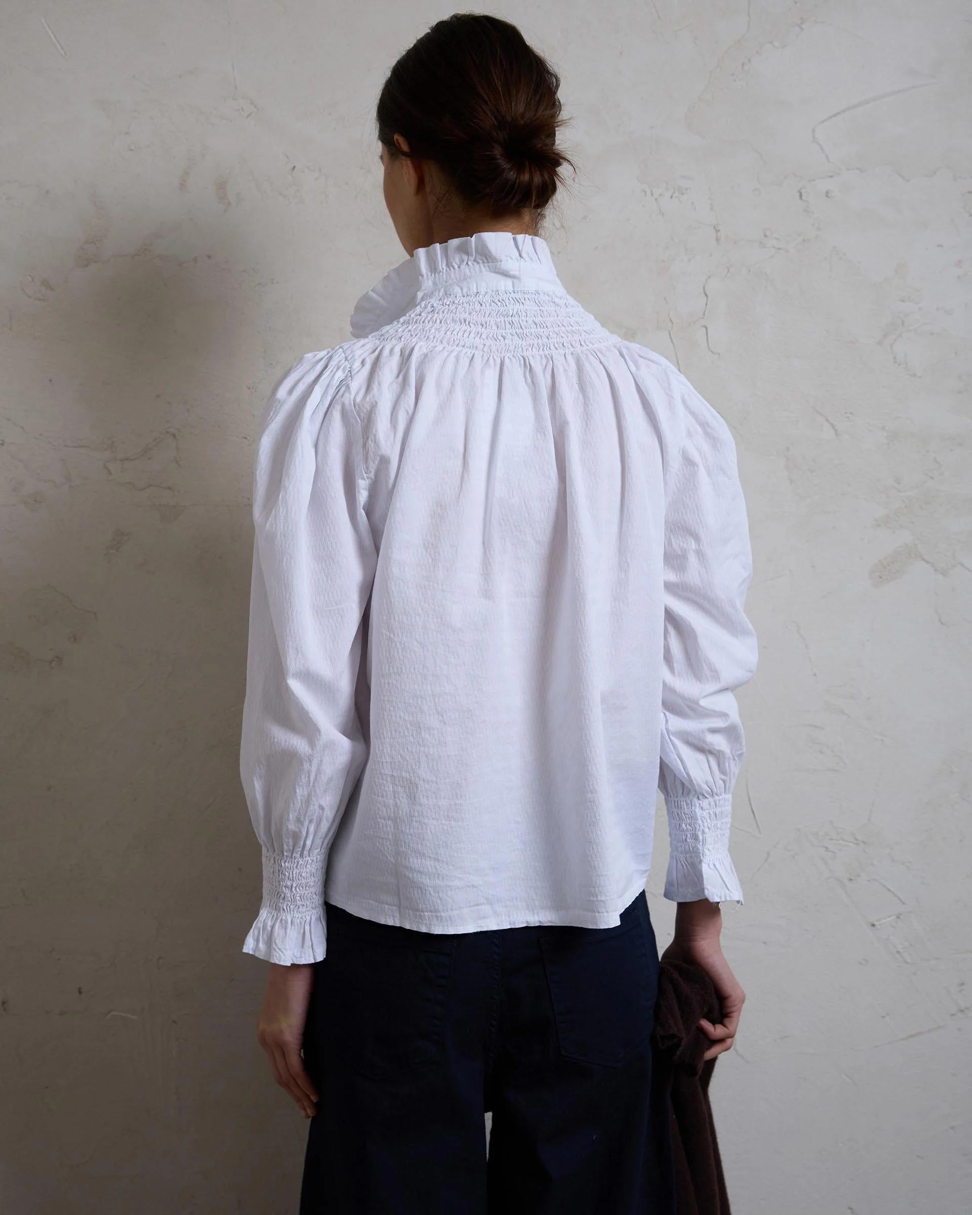 BLUSA NIDO DE ABEJA CUELLO