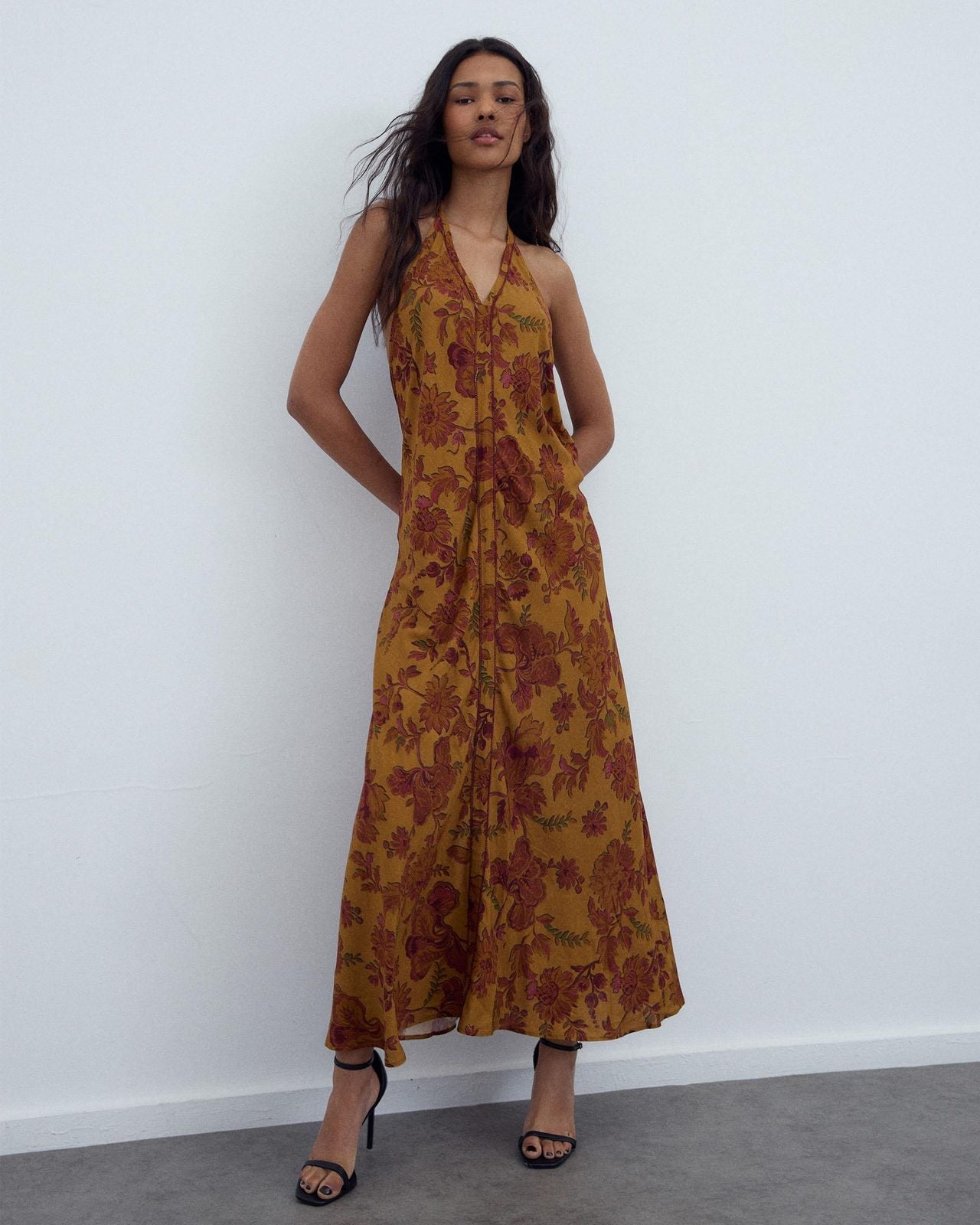 Vestido Halter Estampado Floral Multicolor