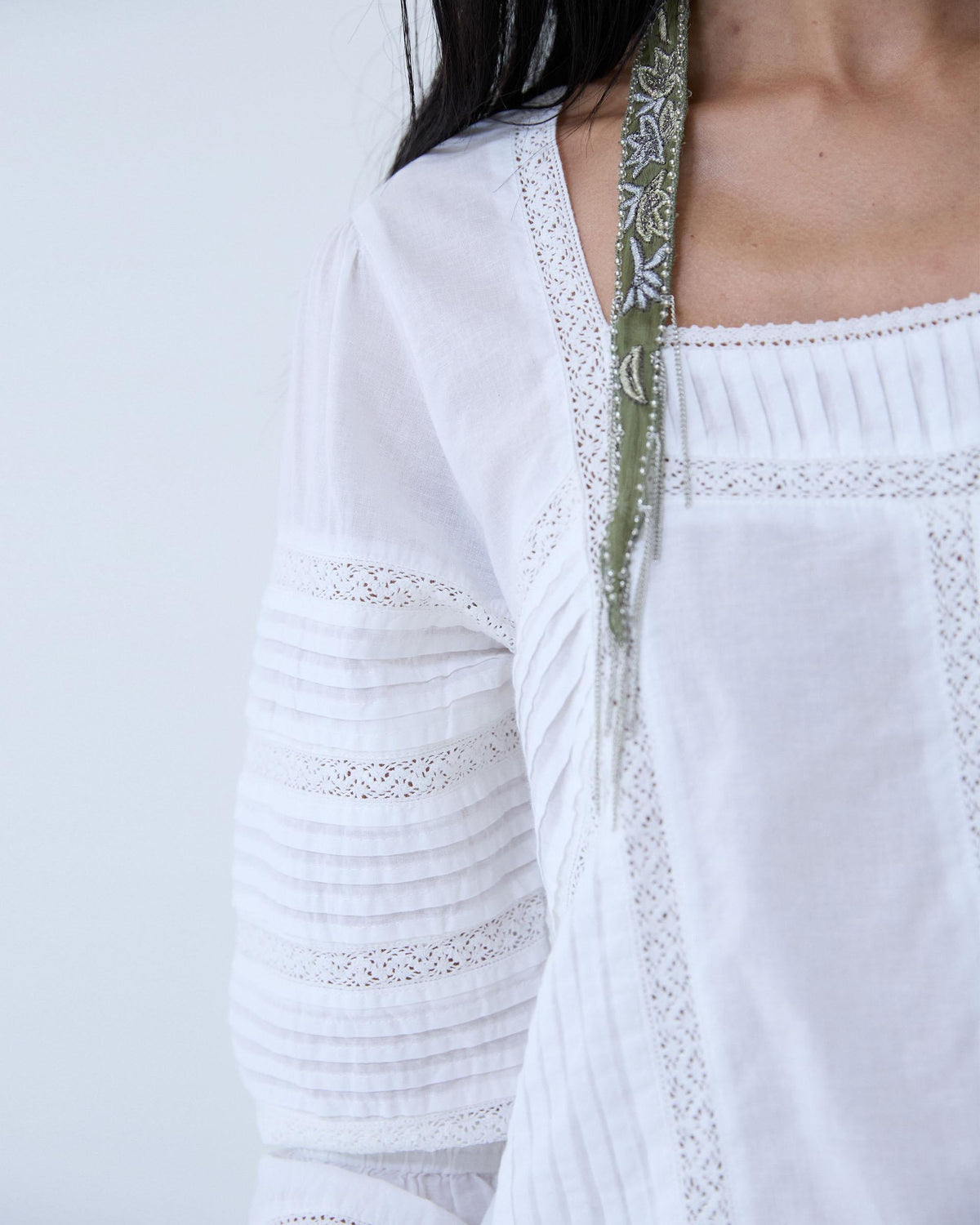 BLUSA ESCOTE CUADRADO PUNTILLAS